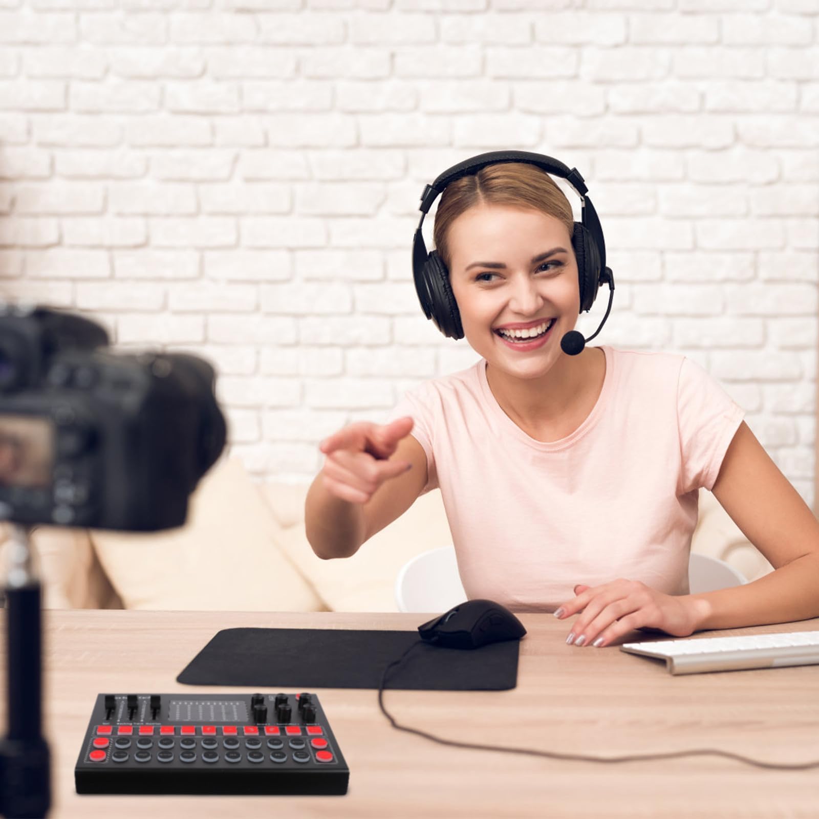 Carte Son Externe USB Noire Effets Sonores Intégrés et Surveillance Oreille en Temps Réel pour Diffusion en Direct et Streaming Professionnel