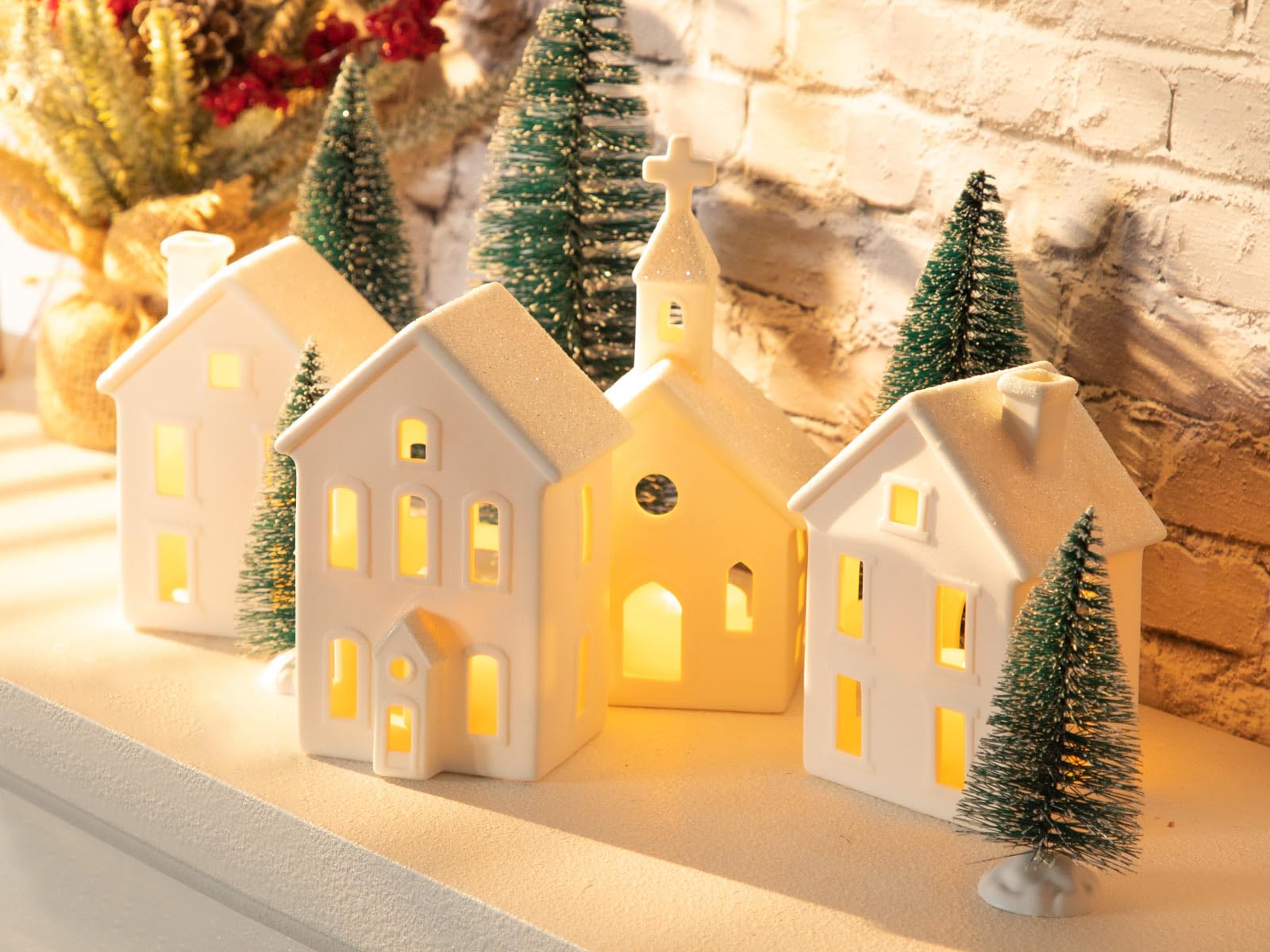 Weihnachtsdorf-Figuren-Set, 4 Keramikhäuser und 5 Bäume, Weihnachtsdekoration für den Innenbereich, weiß, rustikale Dekoration für Zuhause, Tisch, Zimmer, 9 Stück