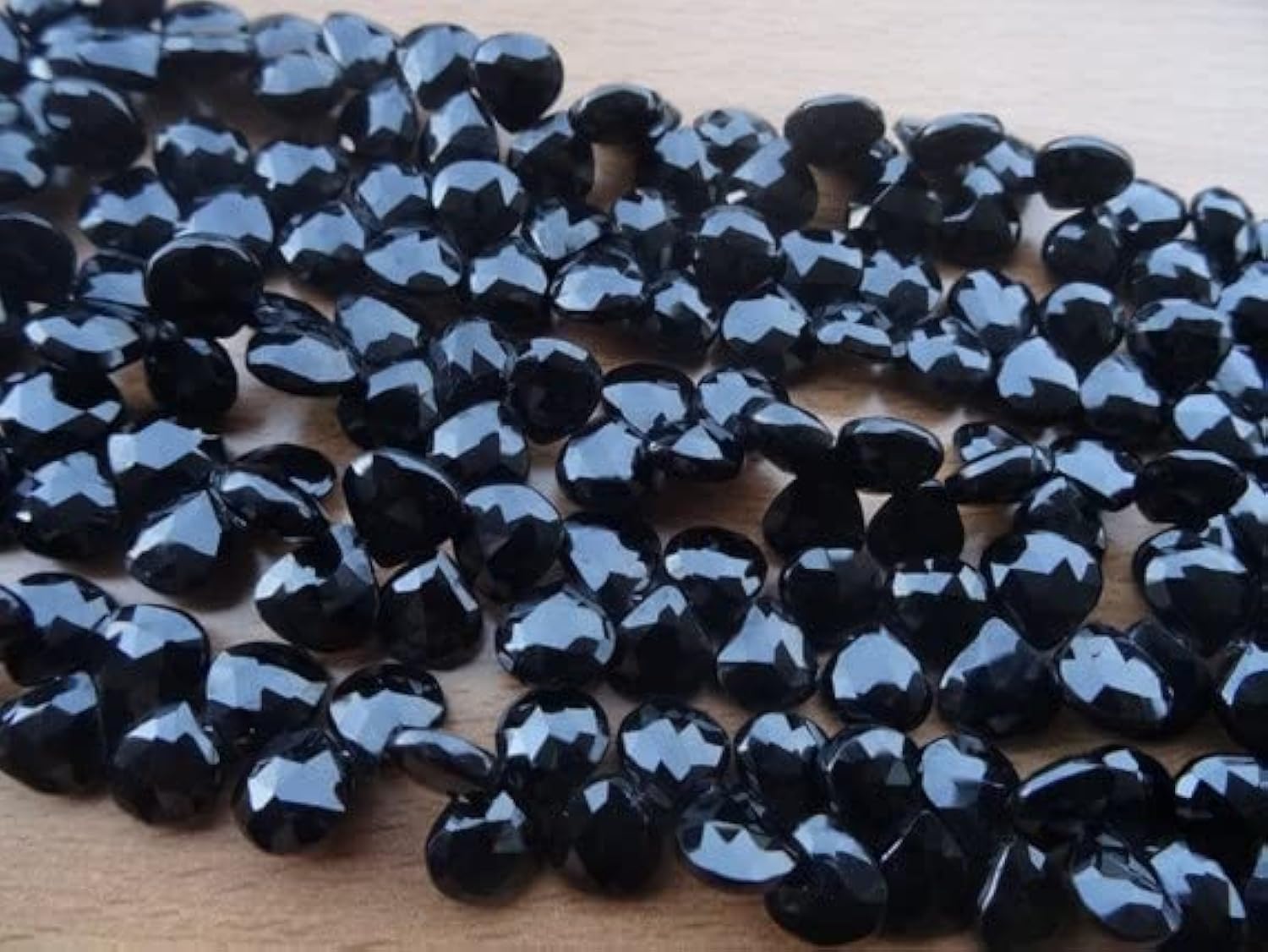 Spinelle noire cœurs facettés 11-12mm LKBEADS pour la création de bijoux artisanaux - 40 pcs