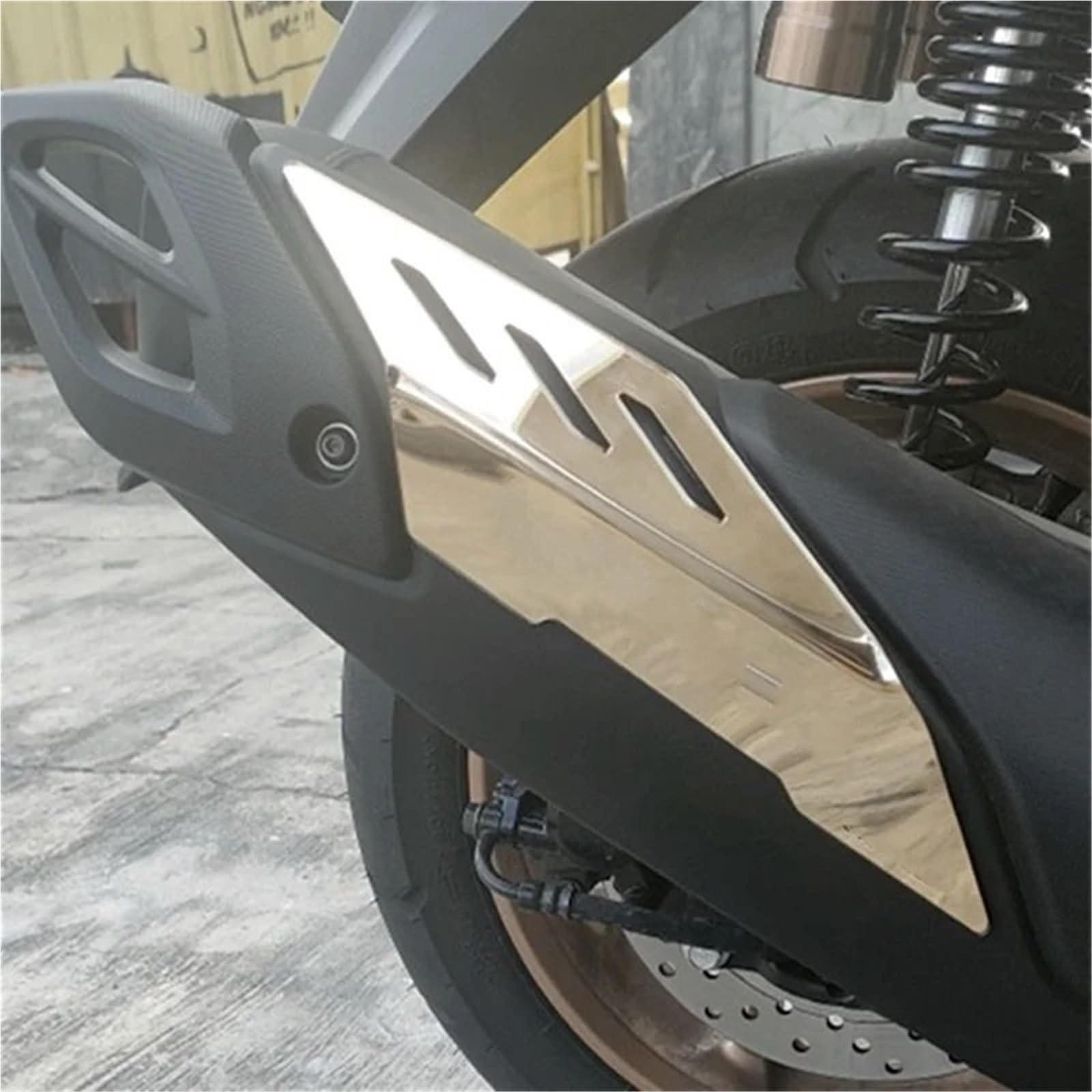 Tłumik do motocykla rura osłona cieplna Pasuje do motocykla NMAX155 V3/Turbo 2024-2025. Dekoracja pokrywy tłumika wydechu. Akcesoria wykończeniowe(Silver)