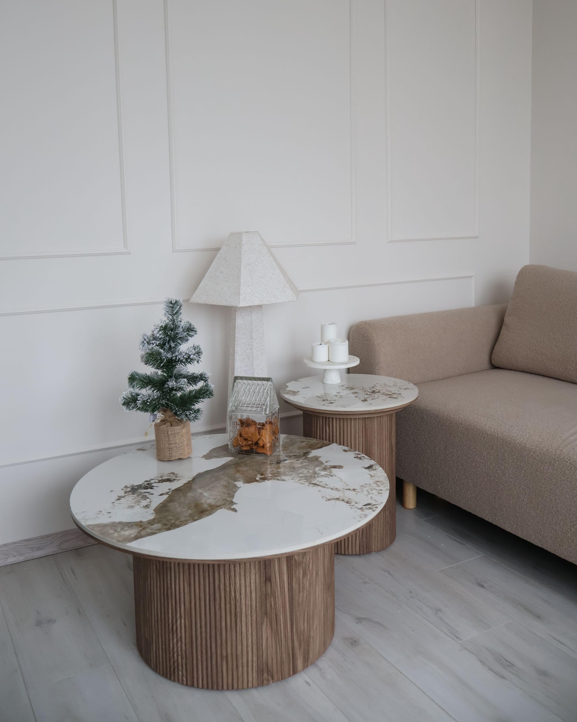 Beliani Couchtisch Keramik Marmor Optik weiß/braun rund ⌀ 80 cm mit Rillen Standfuß Dora