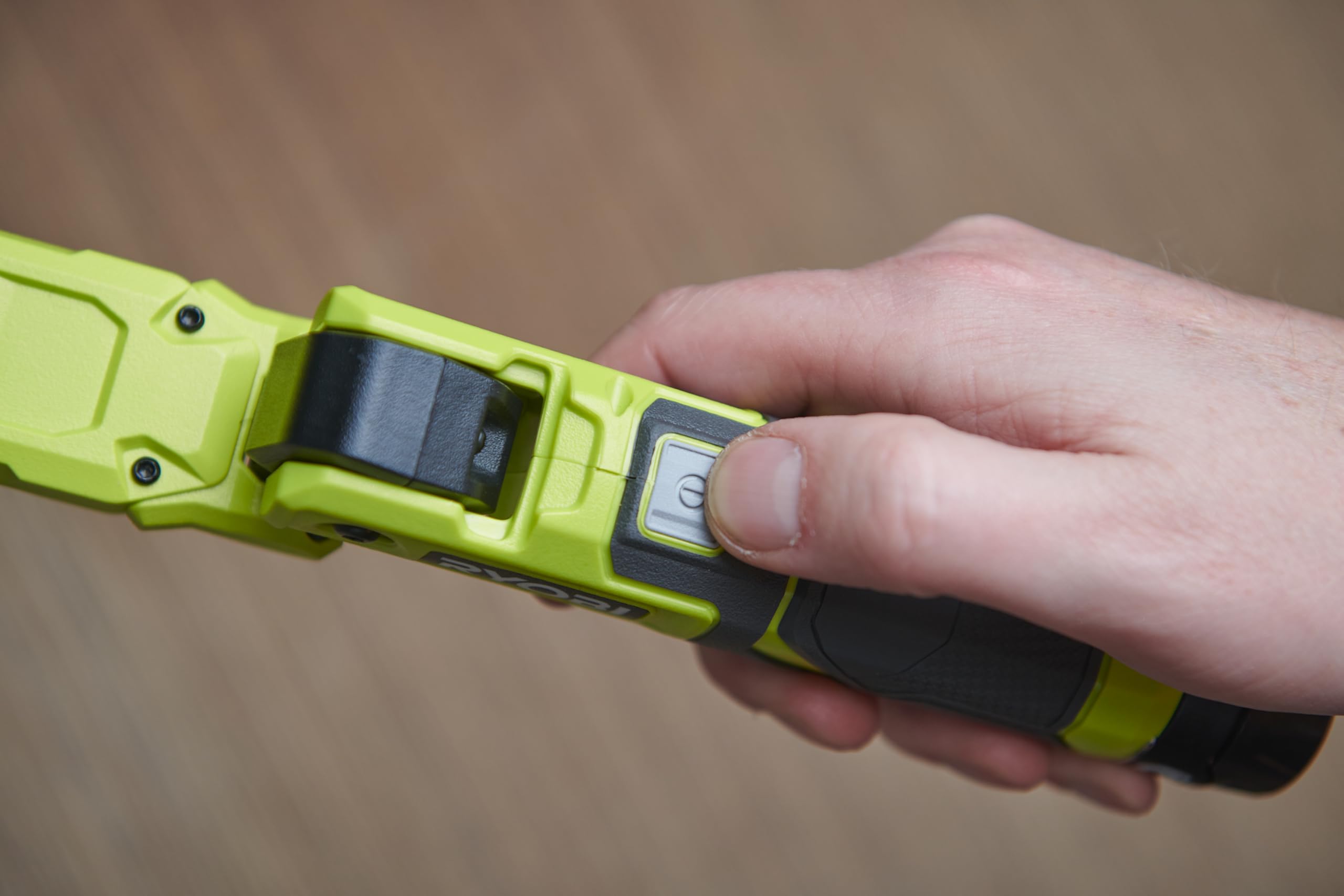 RYOBI 4 V USB-LITHIUM Akku-Stableuchte RLI4-120G, klappbar, 650 Lumen, inkl. 1 x 4 V 2,0 Ah Lithium Akku und Ladegerät