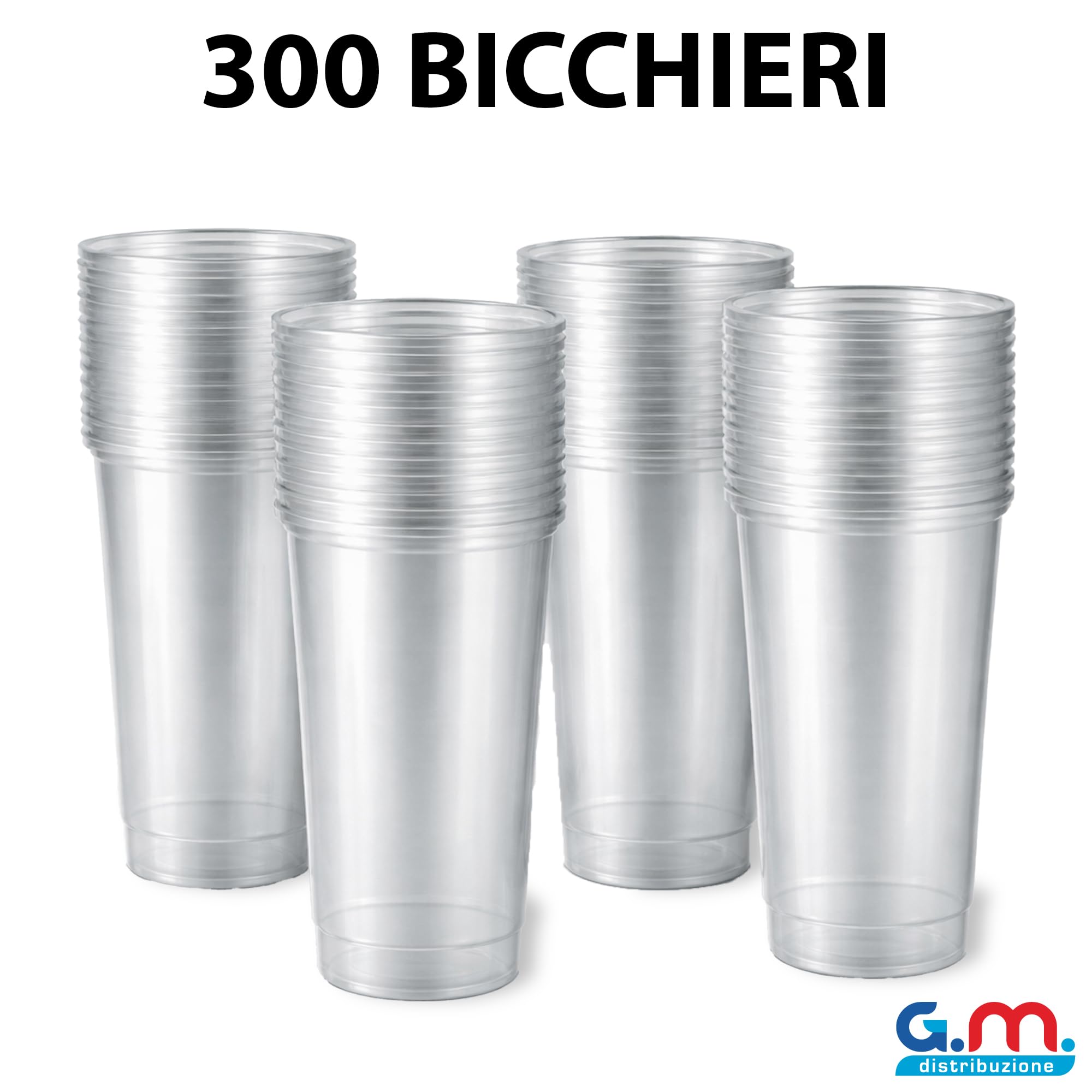 Bicchieri di plastica, sgualci e pieni di tazze usa e getta d'acqua