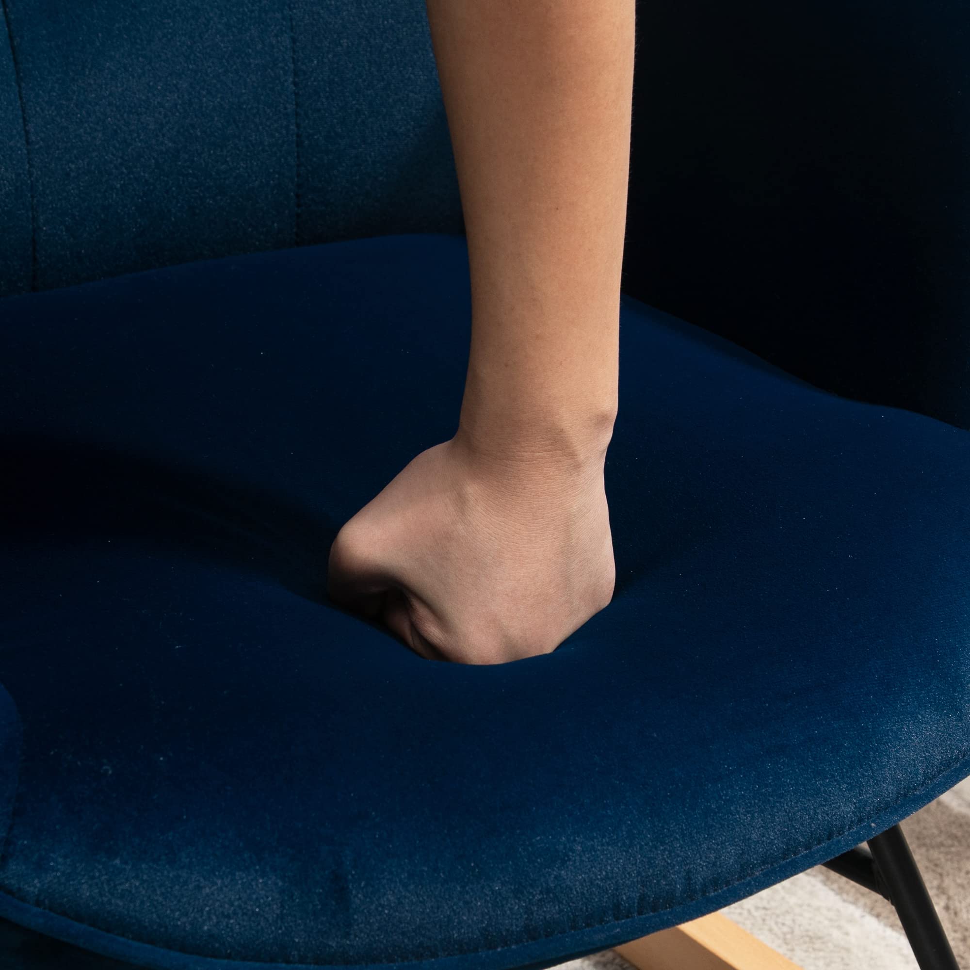 HOMCOM Fauteuil à Bascule, Rocking Chair, Fauteuil Allaitement Confortable avec Structure en Bois Massif et métal pour Salon, Chambre, Balcon, Velours Bleu