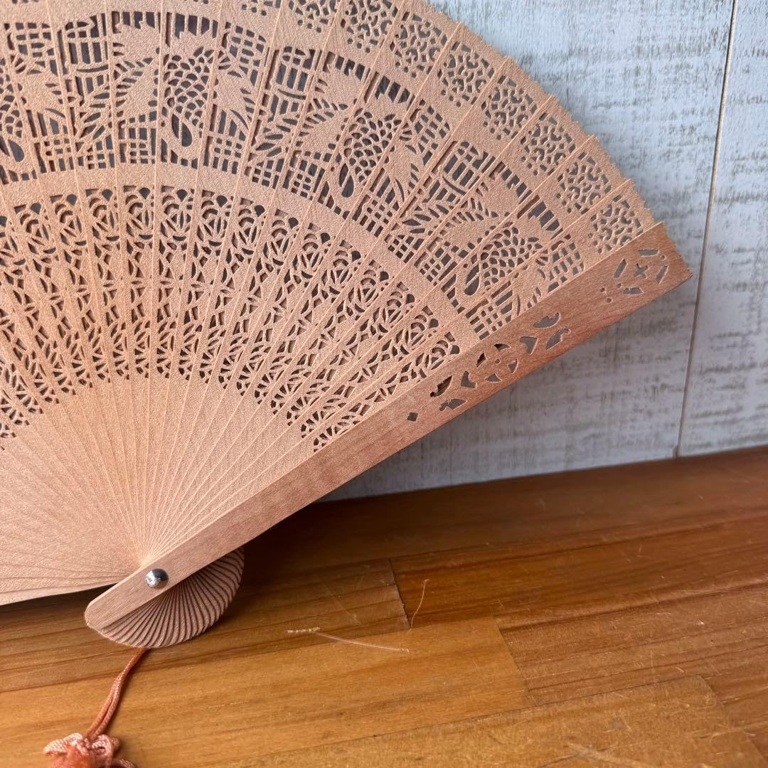 Amazon.co.jp: 極香る白檀 扇子 透かし彫り 20cm 天然木 タッセル付