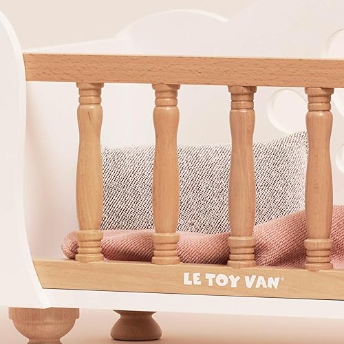 Miniatura 6 de Le Toy Van - Juguete educativo de madera, juego de rol, hermosa cuna y cuna de muñeca de trineo  Juego de cochecito de juguete para niñas de 3 años