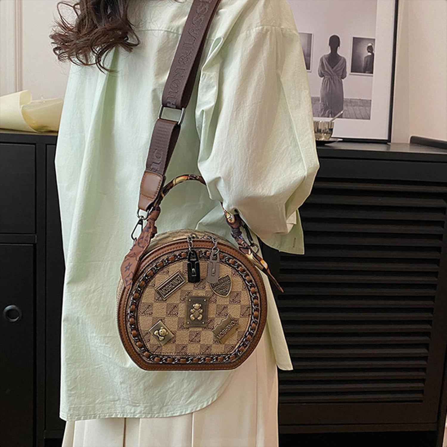 We are purchasing vintage women's bags, round crossbody bags, shoulder crossbody bags and large-capacity handbags
