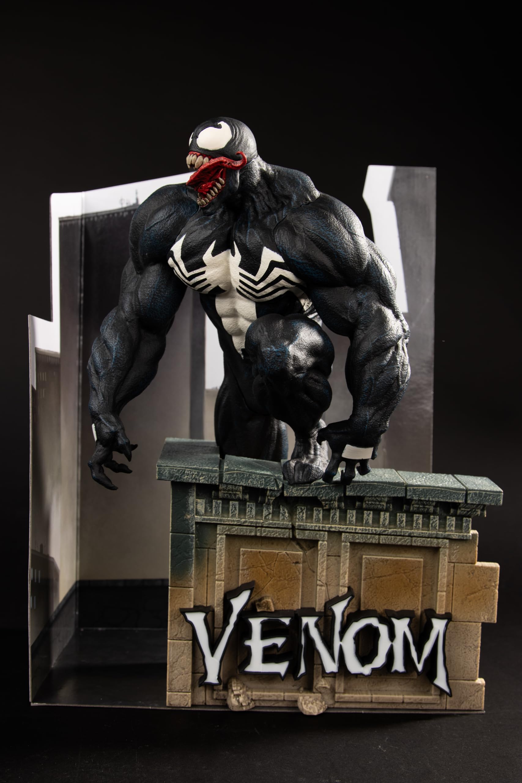 McFarlane Toys - Marvel Venom - Coleccionable a Escala 1:6 con Escena y cómic (Venom #5)