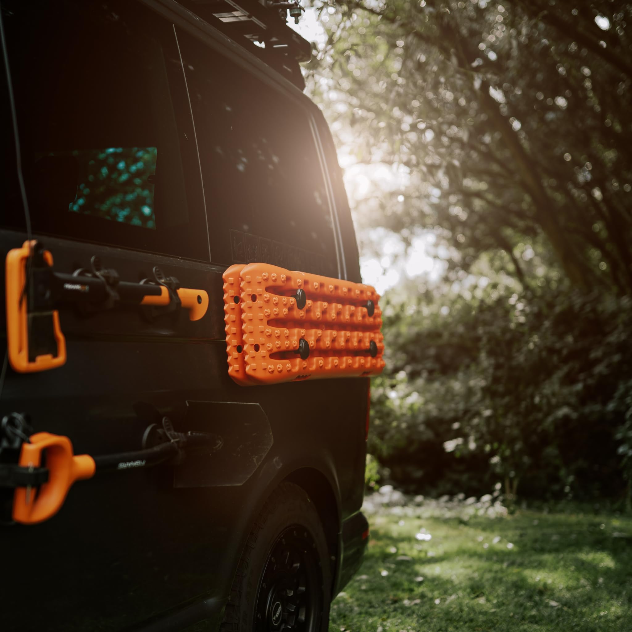Campnetic Sandboards mit magnetischer Halterung - Orange | Sandbleche ohne bohren, starke Magnethalterung, Einfaches Anbringen, 4x 56kg Haftkraft, Offroad Zubehör, Anfahrhilfe Schnee