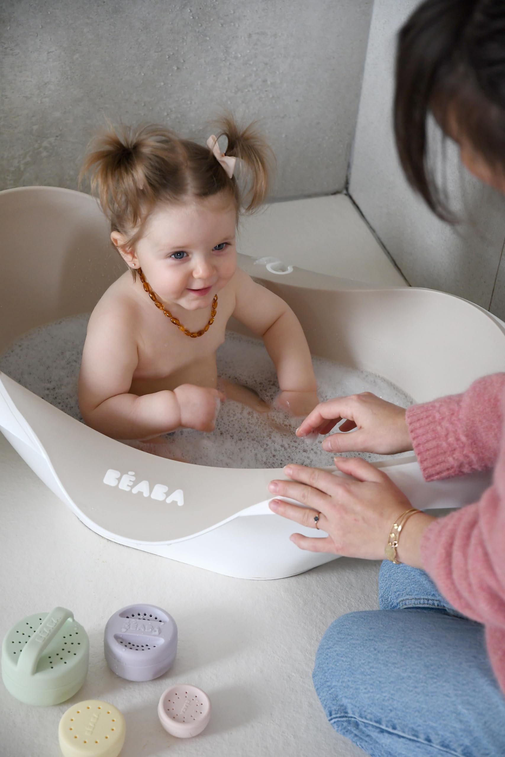 BÉABA, Bañera para Bebé, Antideslizante y Confort, Made in France, Material Suave y Flexible, Multifunción, Ergonómica, Tapón de Desagüe, Camélé'O, Terreno Argilloso