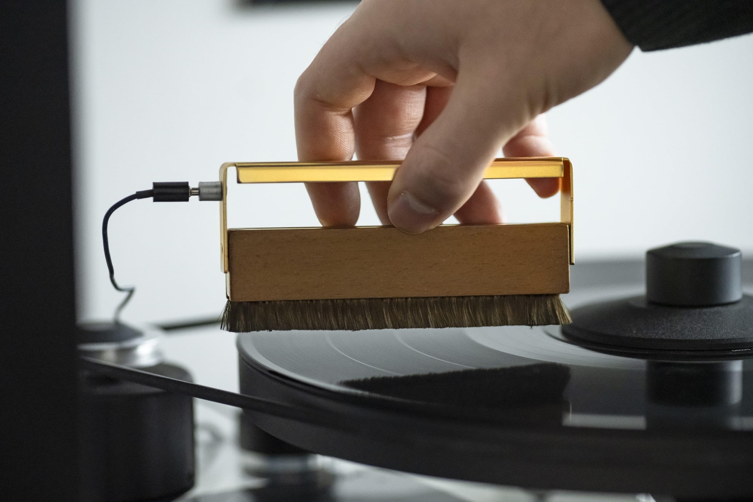 Pro-Ject Brush it Premium, wysokiej jakości szczotka do płyt z kablem uziemiającym i drewnianym uchwytem