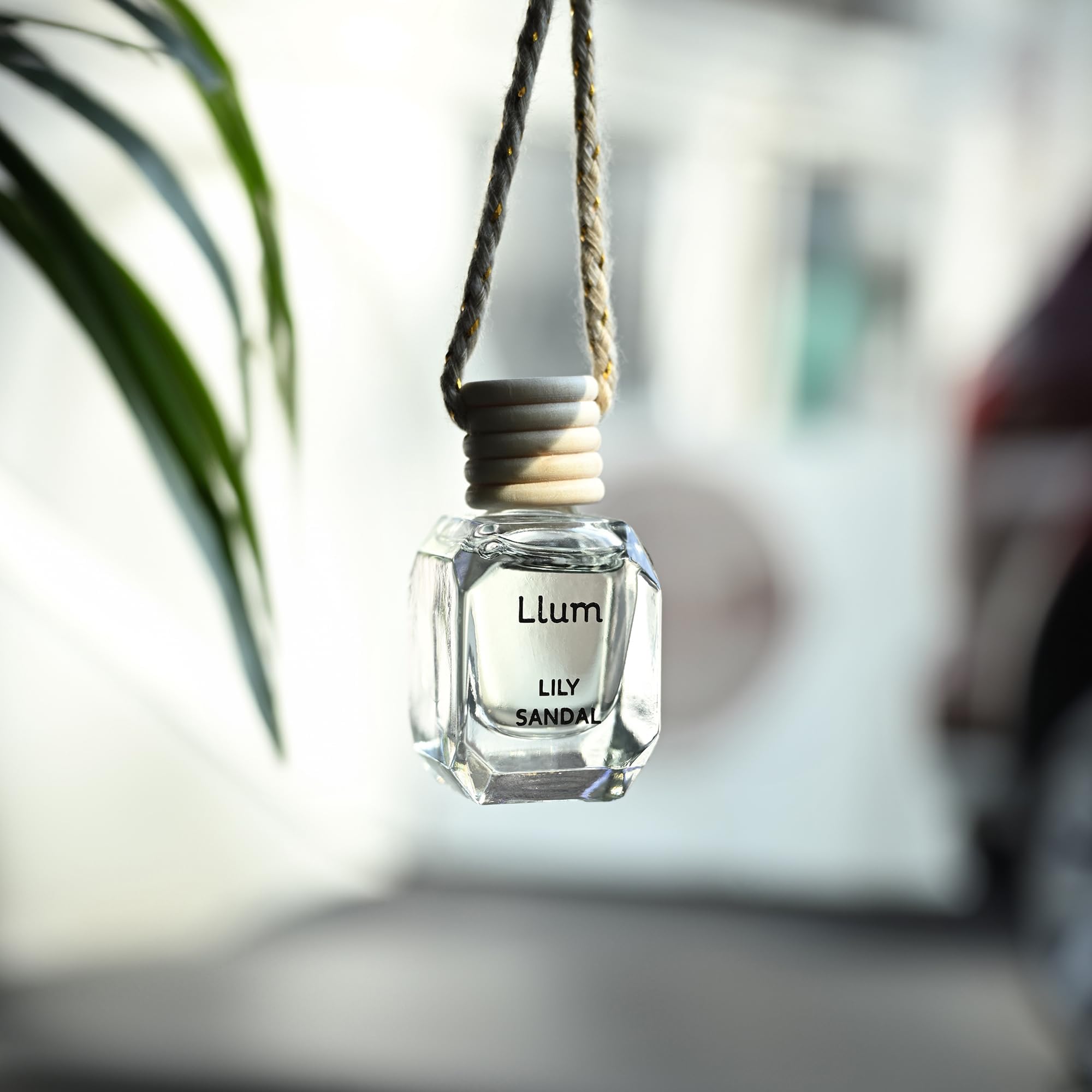 Llum Lily Sandal Hanging Car Air Freshener – Luxury Automotive Perfume Diffuser 10ml (0.34 fl oz), Long-Lasting Fragrance, Alcohol-Free Non-Toxic Scent — view 5