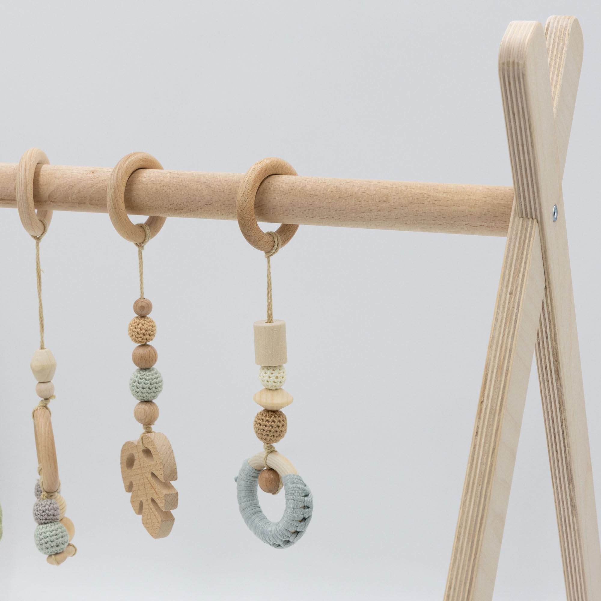 BASIC Spielbogen – Holz Baby Spielbogen ab Geburt, Schichtholz, stabile Konstruktion, Montessori Baby Gym, fördert Motorik & Sinne - ab 0 Monaten (ohne Anhänger)