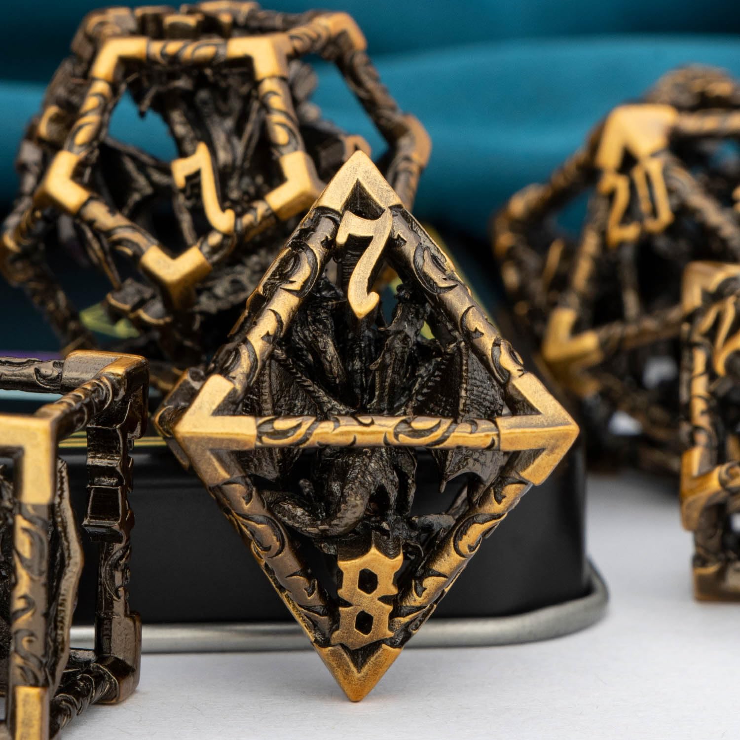 ARUOHHA Jeu de dés DND creux doré antique à 5 têtes Dragons D et D avec boîte cadeau, jeux de rôle RPG 7 pièces en métal Donjons polyédriques D20 D12 D10 D8 D6 D4