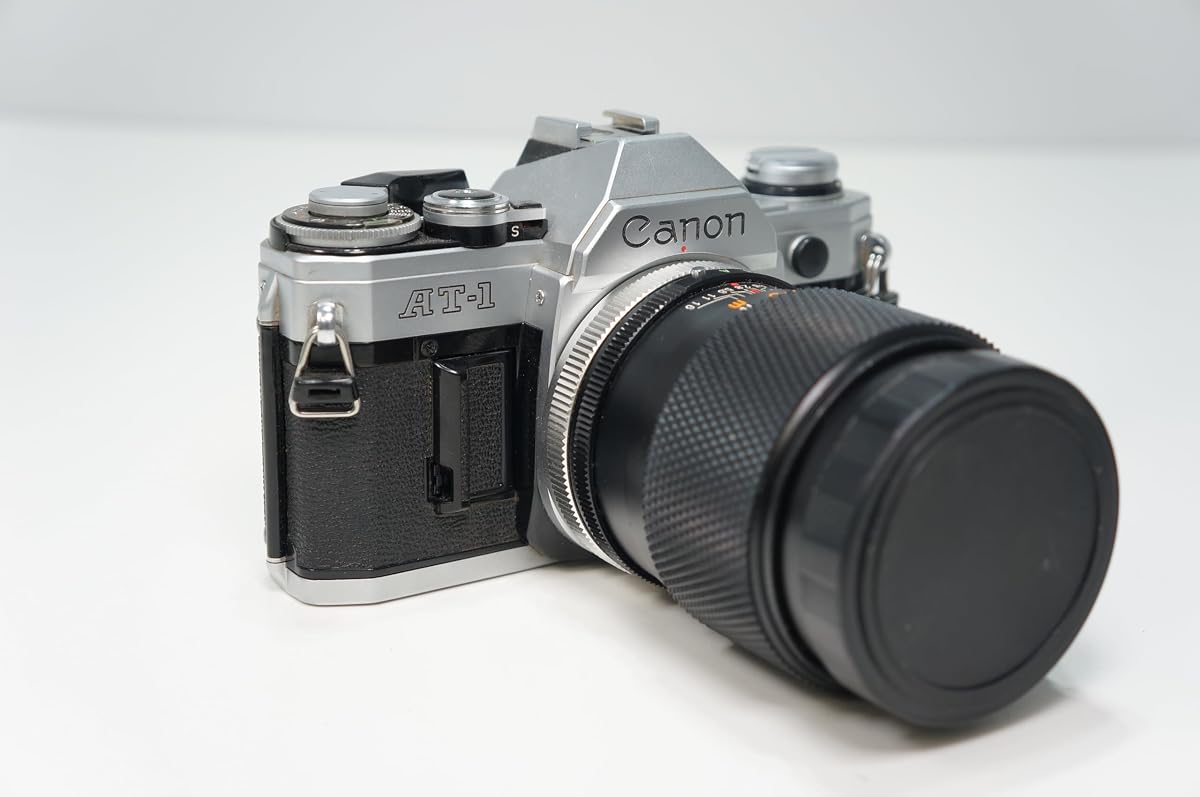 Cámara de película Canon AT-1 Chrome de 35 mm SLR con lente de montura Zoom FD. (Renovado)