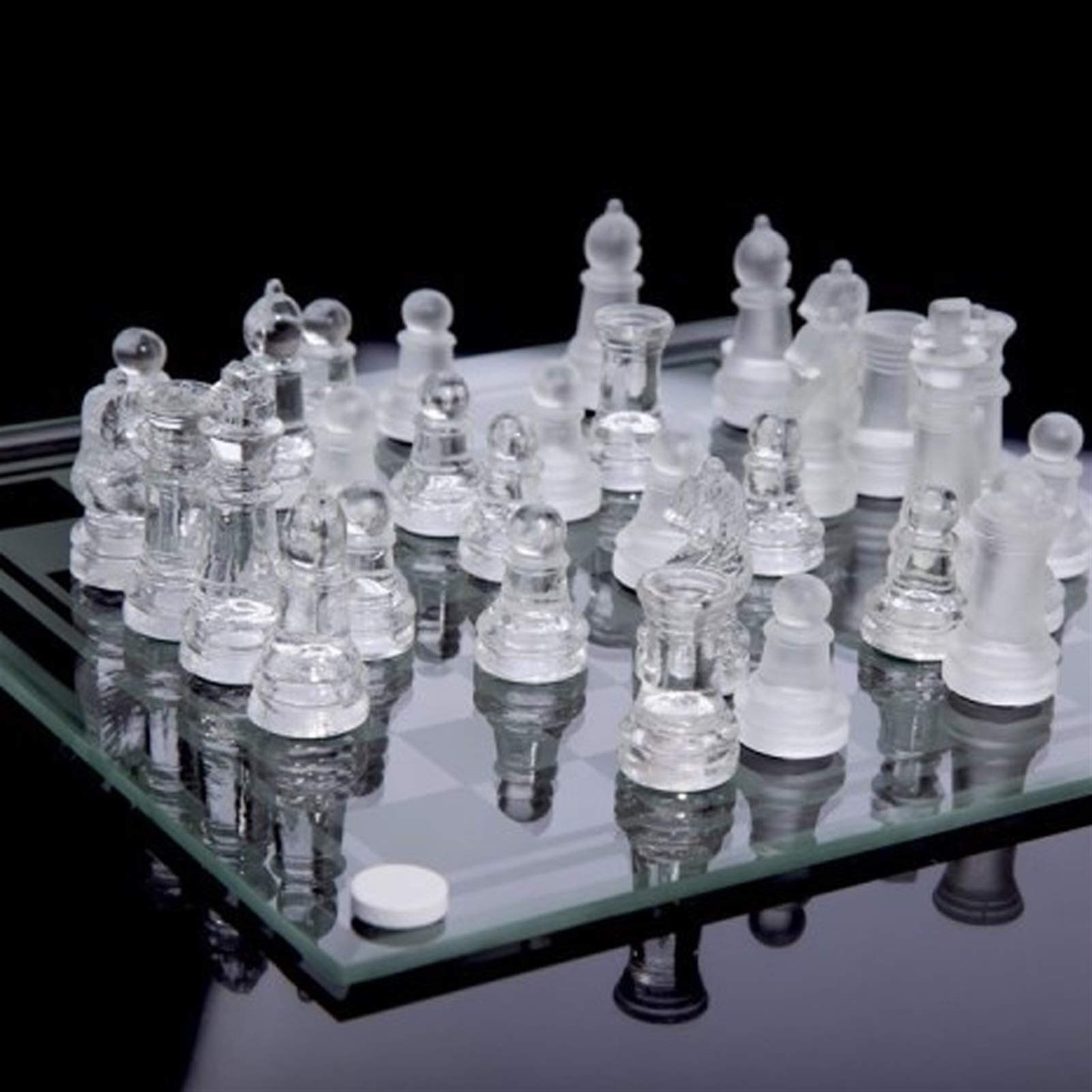 Schachbrett-Set aus Glas, klares, Elegantes Design, robuste Konstruktion, alle Funktionen, leicht zu transportieren.