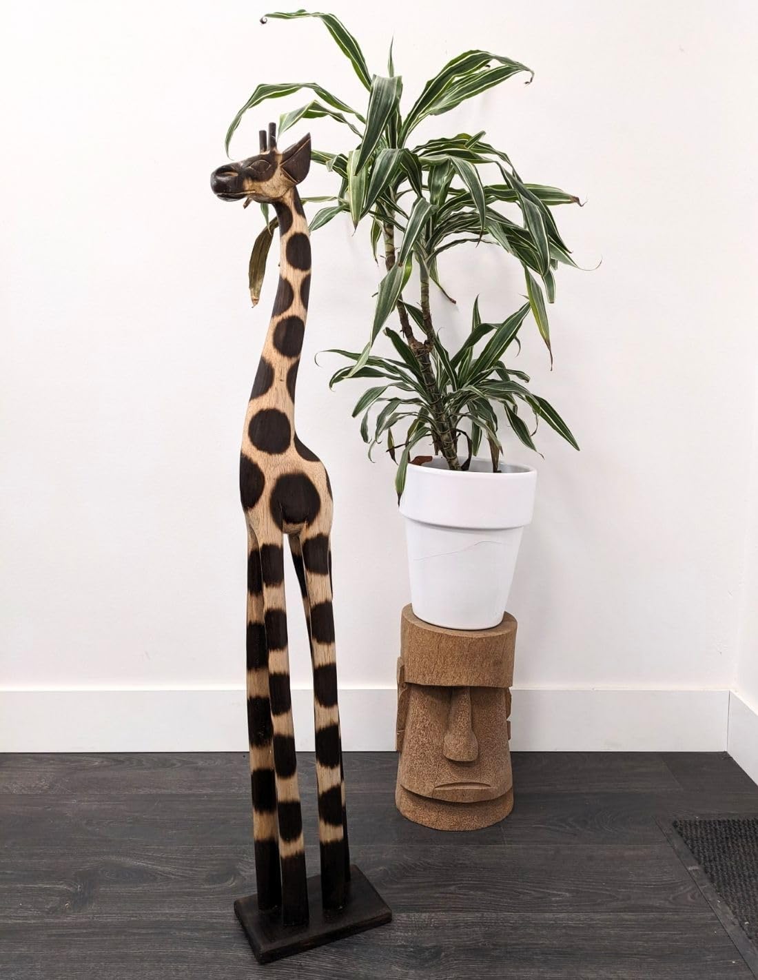 Artisanal Statua giraffa in piedi 100 cm in legno, decorazione africana.