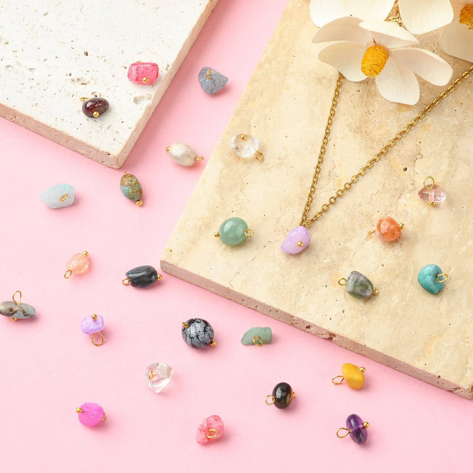 SUPERFINDINGS 30 Pcs Pendentifs En Résine Opaque Imitation Frites Charmes Sourire Visage Chips Balancent Charme Perles Mignon Drôle Imitation Alimentaire Résine Pendentifs Trou 2mm