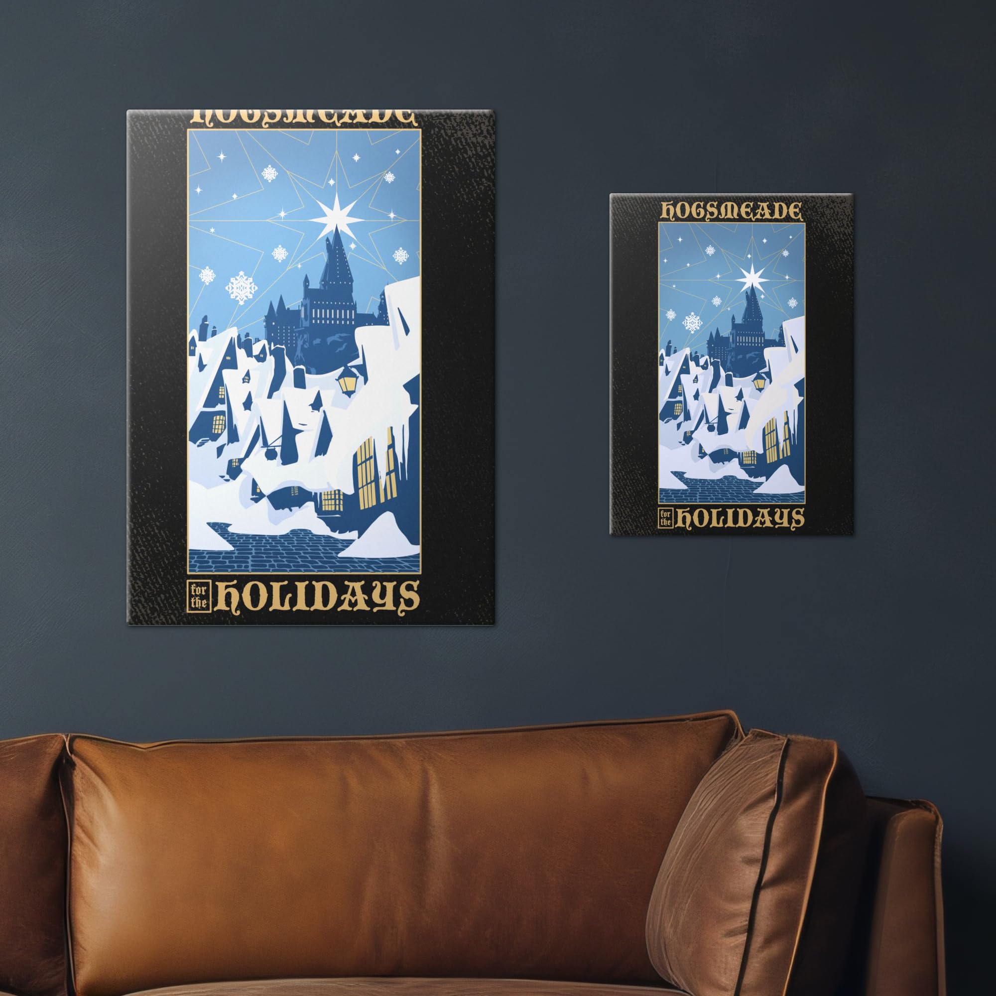 Displate Metall poster Wizarding World Hogsmeade for Holidays Größe L | Bilder Wanddeko Wohnzimmer & Schlafzimmer Wandbilder, Geschenk. Wandkunst mit Magnet-Befestigung, ohne Bohren.