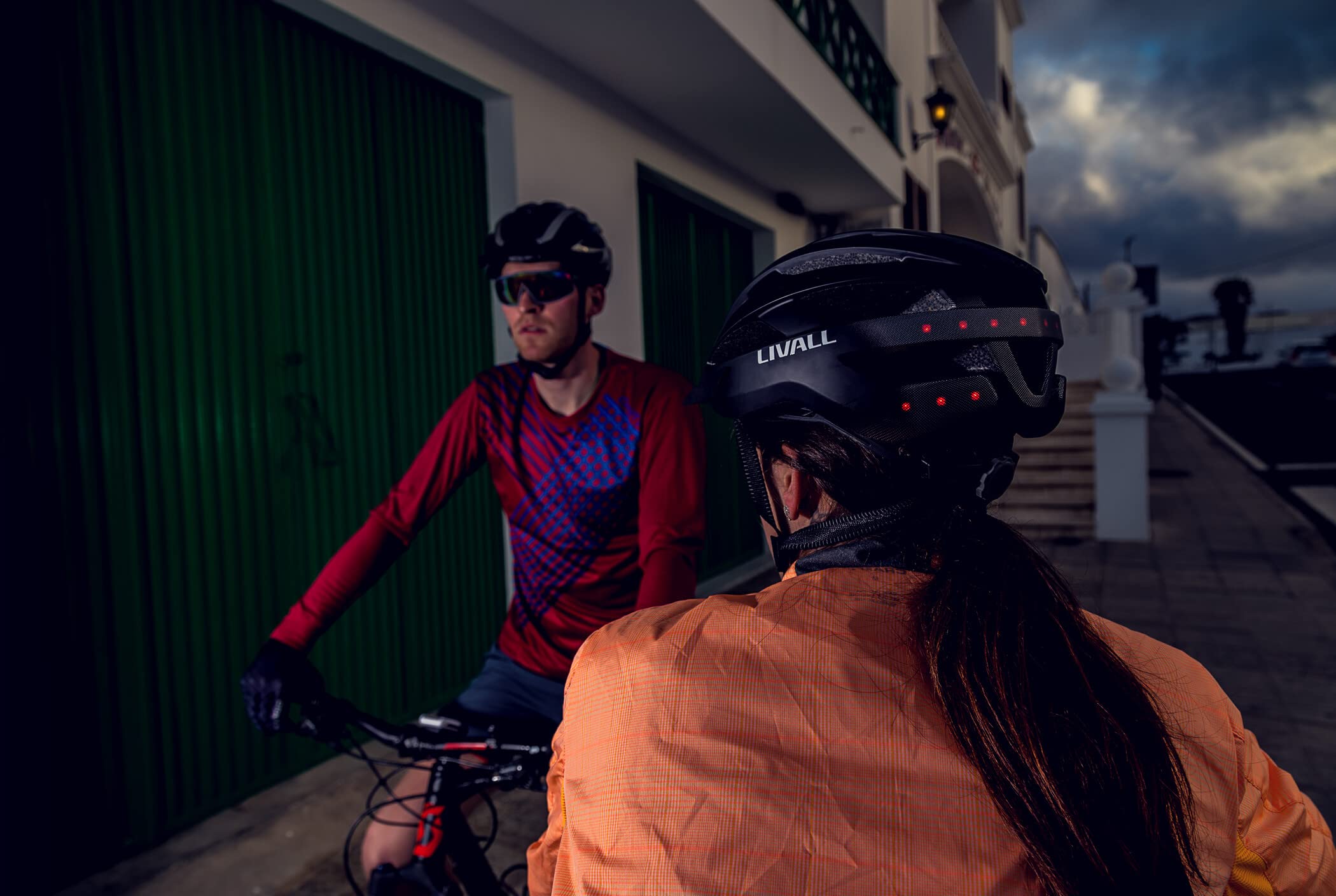 Livall MT1 Neo – Casco de Bicicleta Inteligente con Sistema de luz LED, Sistema de Alarma SOS, Unidad Multimedia y Manos Libres