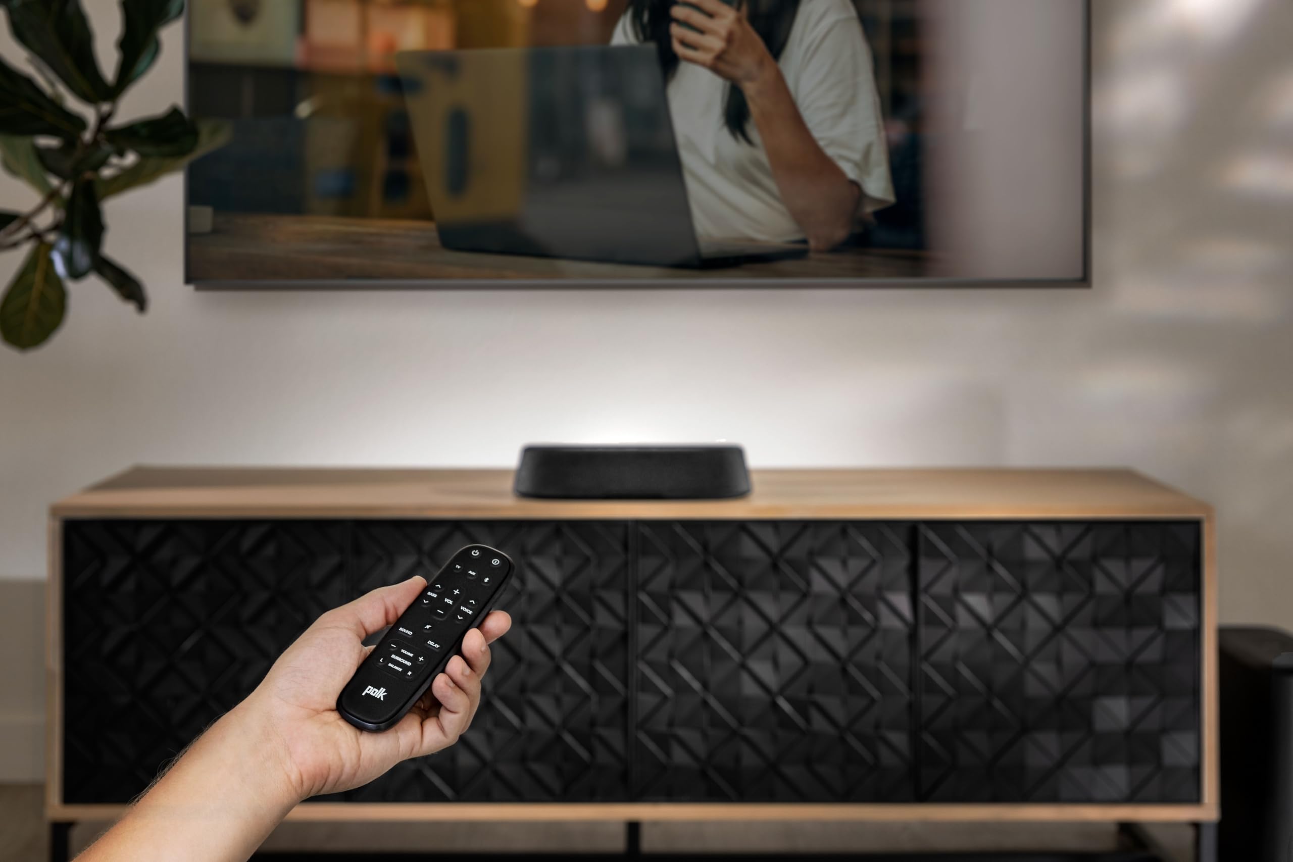 Polk Audio MagniFi Mini AX Barre de Son Ultra-Compacte avec Subwoofer sans Fil, Dolby Atmos, DTS:X, HDMI eARC, Bluetooth, AirPlay 2, Google Chromecast - Noir