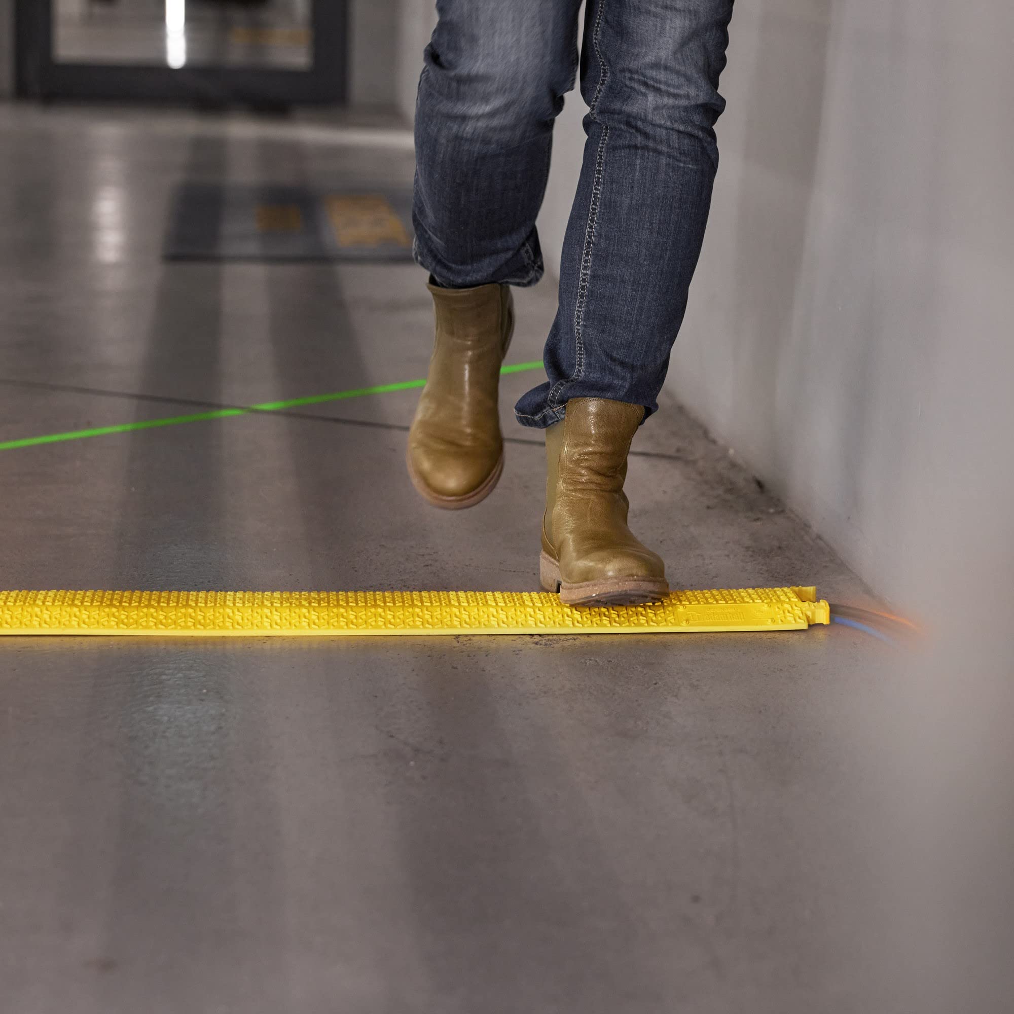 DEFENDER Xpress Drop-Over Kabelbrücke - Kabelschutz für schnelle Kabelabdeckung bei Homeoffice, Gaming, Heimkino, Werkstatt, einfach auflegen, gelb, 40 mm Breite, Höhe 4 cm