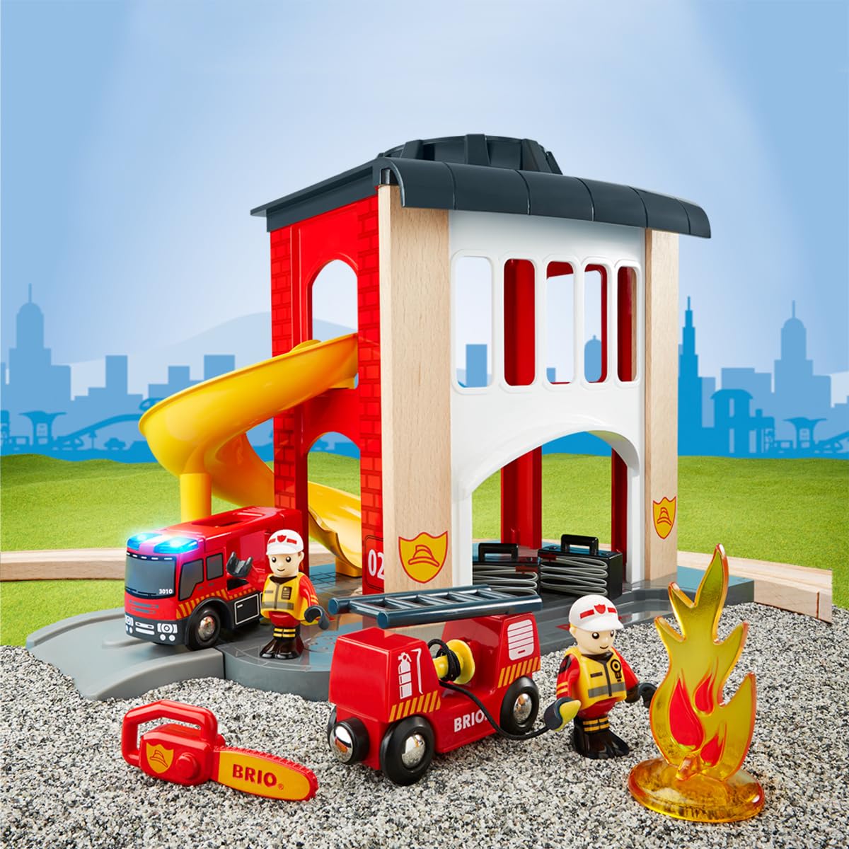 BRIO World - Caserma dei Pompieri, Accessorio Pista Trenino, Set Costruzioni in Legno, Compatibile con Tutti i Prodotti BRIO, Giocattolo per Bambini 3+ Anni