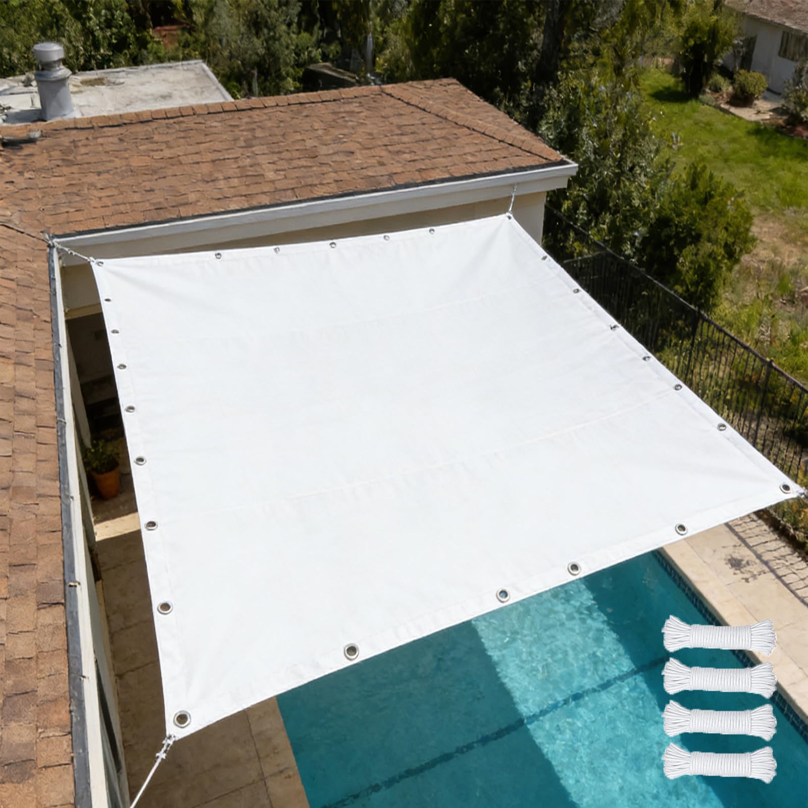 Toile d'ombrage blanche pour créer un salon de jardin frais et abrité du soleil