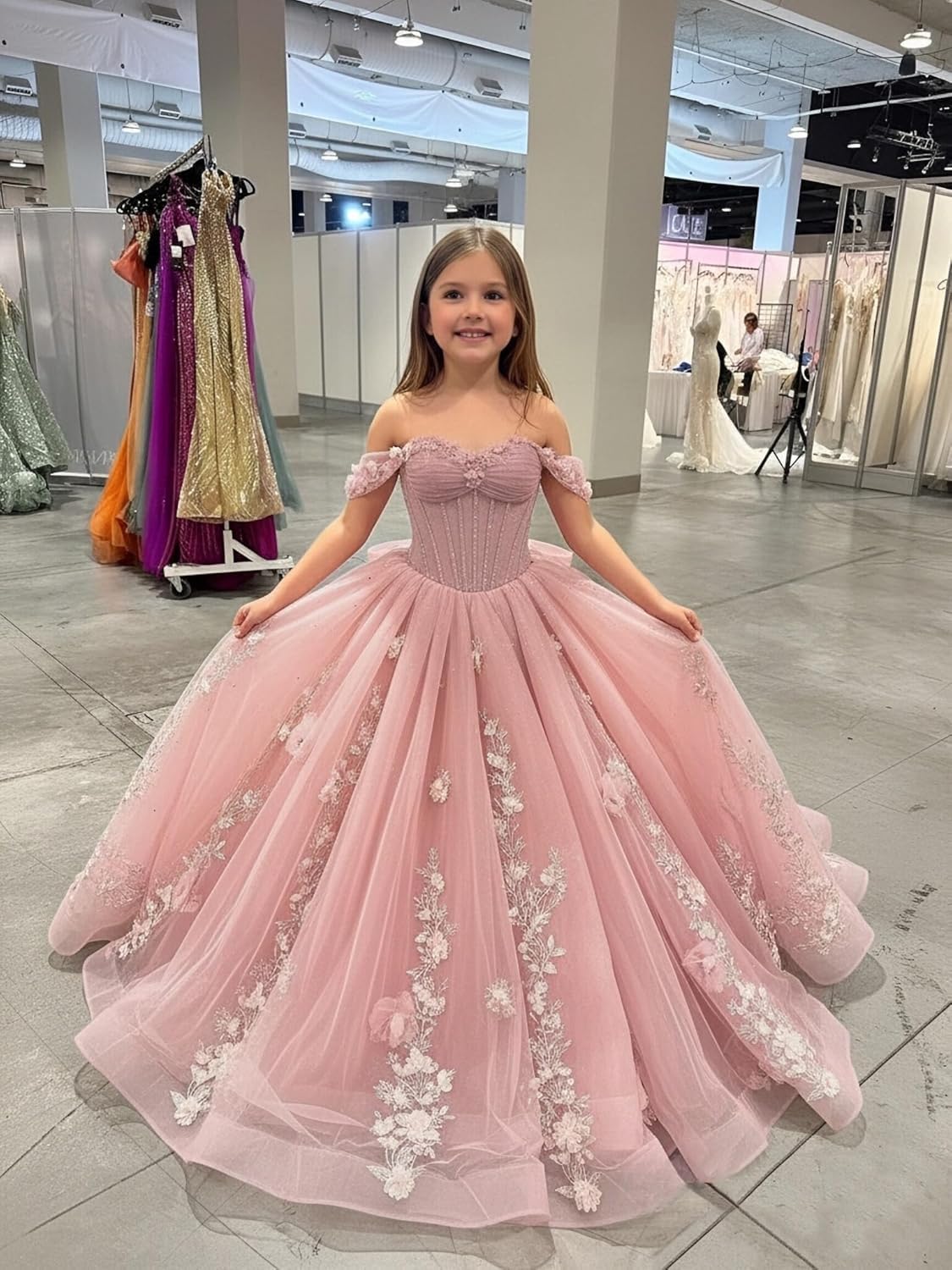 Blumenmädchenkleider mit Spitzenapplikationen und Schleife, perlenbesetztes Ballkleid mit Schleppe, Schulterfreies Festkleid für Mädchen