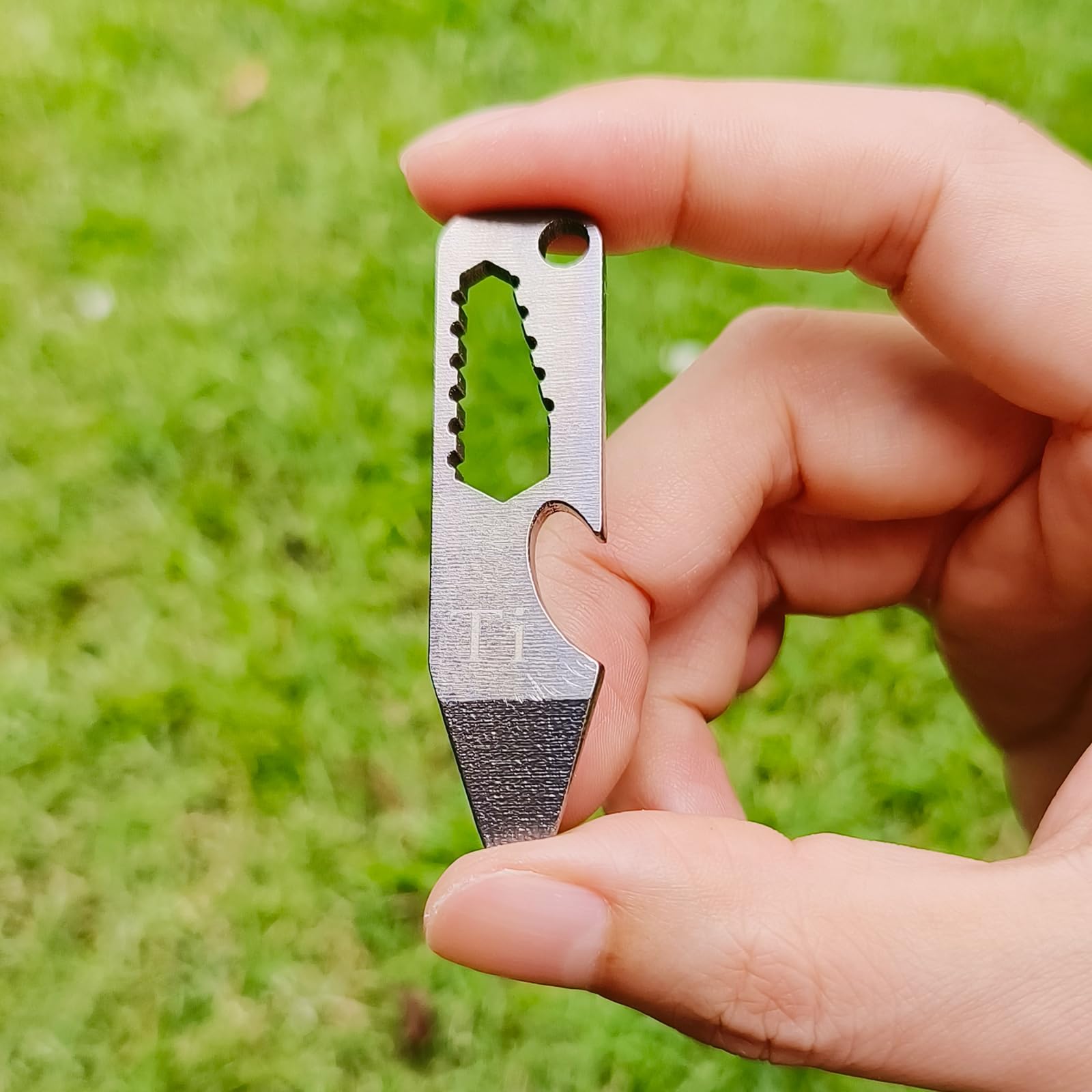 Pry Bar EDC, Portachiavi a leva in titanio TC4 con apribottiglie/funzione di taglio rapido/strumento avvitatore per campeggio all'aperto