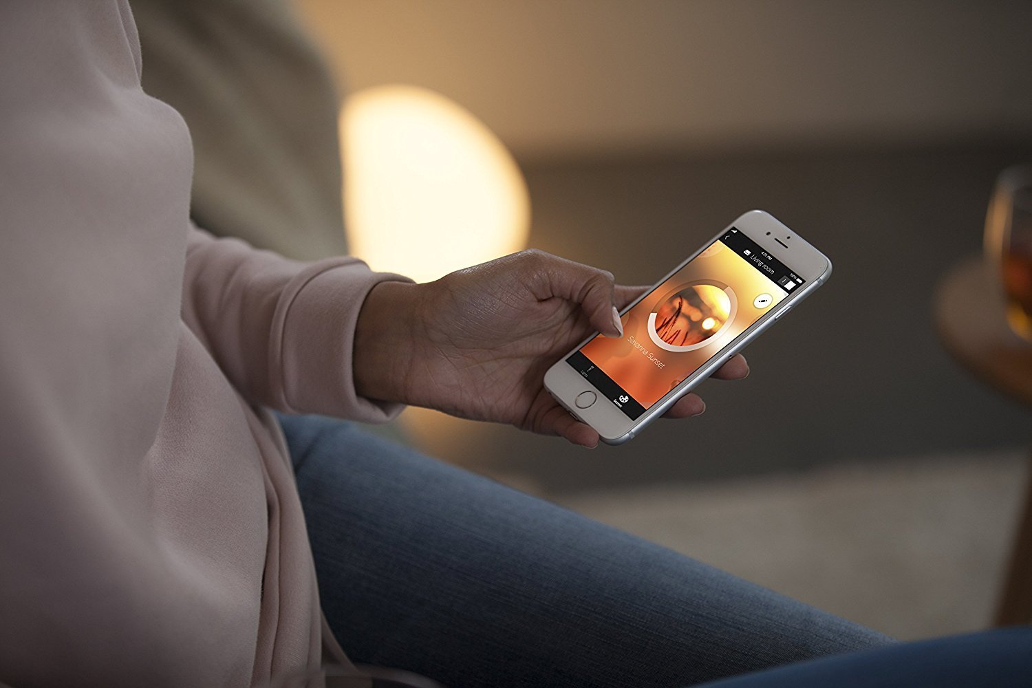 Philips Hue White Ambiance Starter Kit con 2 Lampadine E27, 1 Bridge e 1 Telecomando Dimmer Switch Inclusi