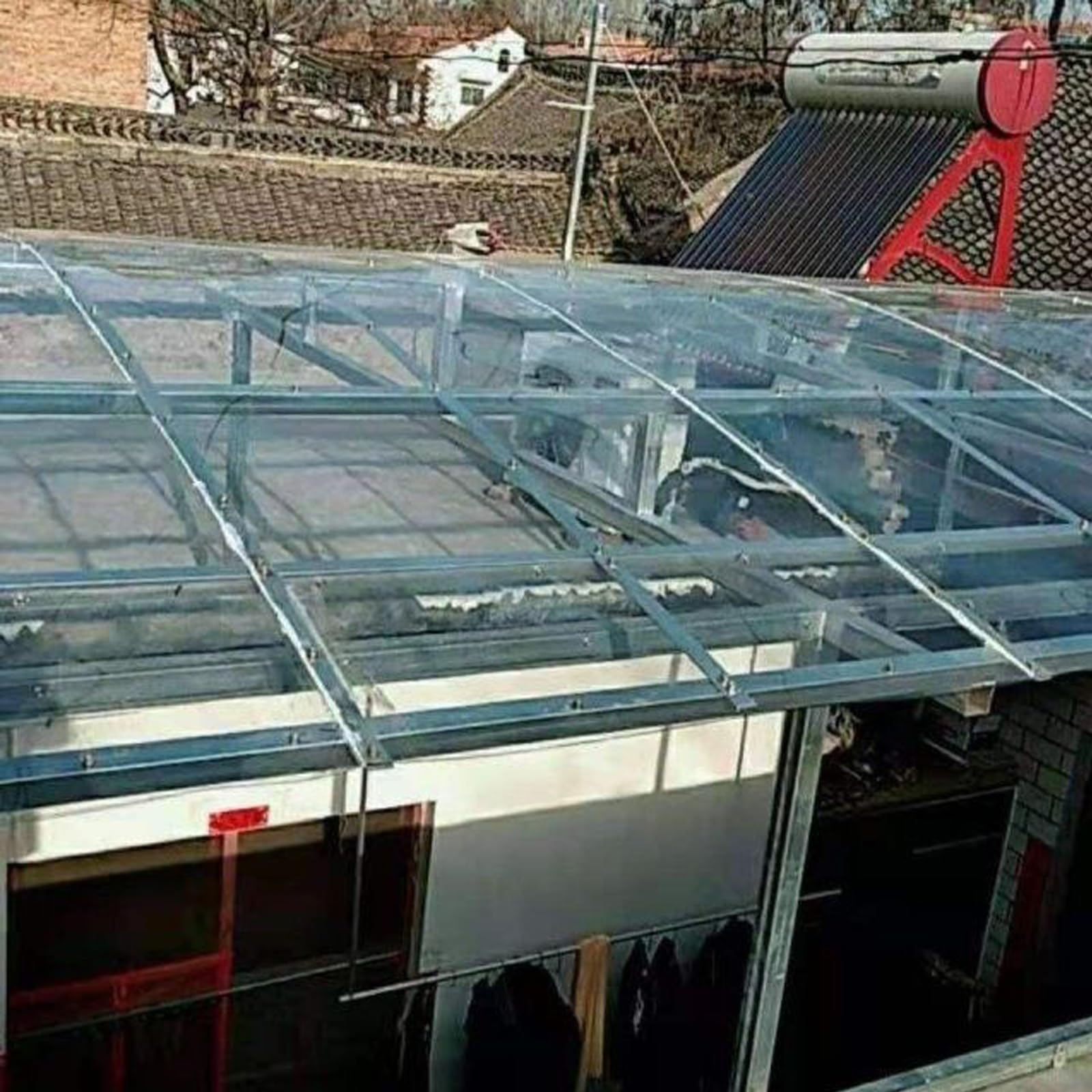 Abri de voiture protégé par cette feuille de toiture en polycarbonate contre la grêle
