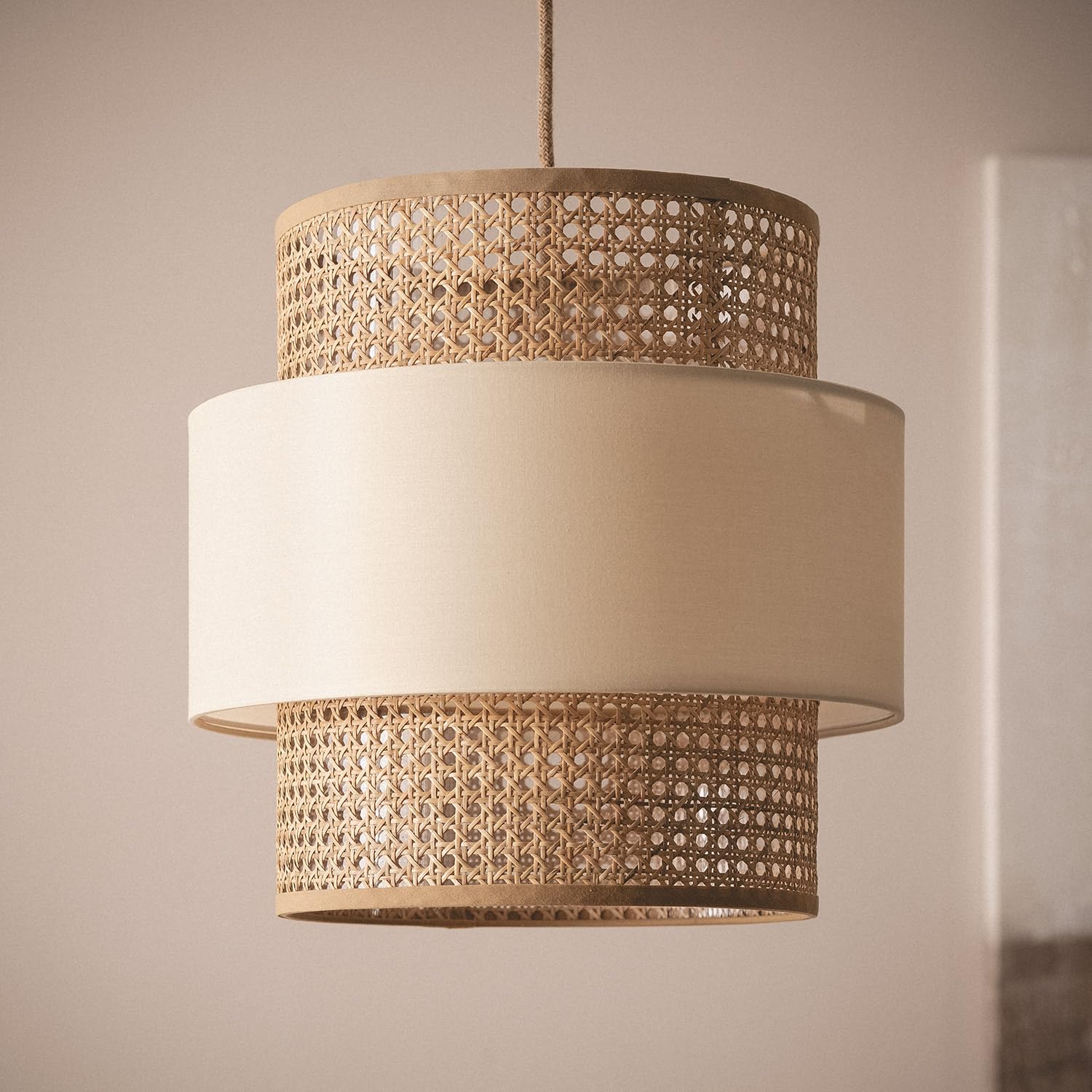 LEDKIA Lampada Sospensione Rattan e Tessuto Amaia Beige | Design Elegante e Versatile | Ideale per Ambienti Rustici o Contemporanei | Facile Installazione