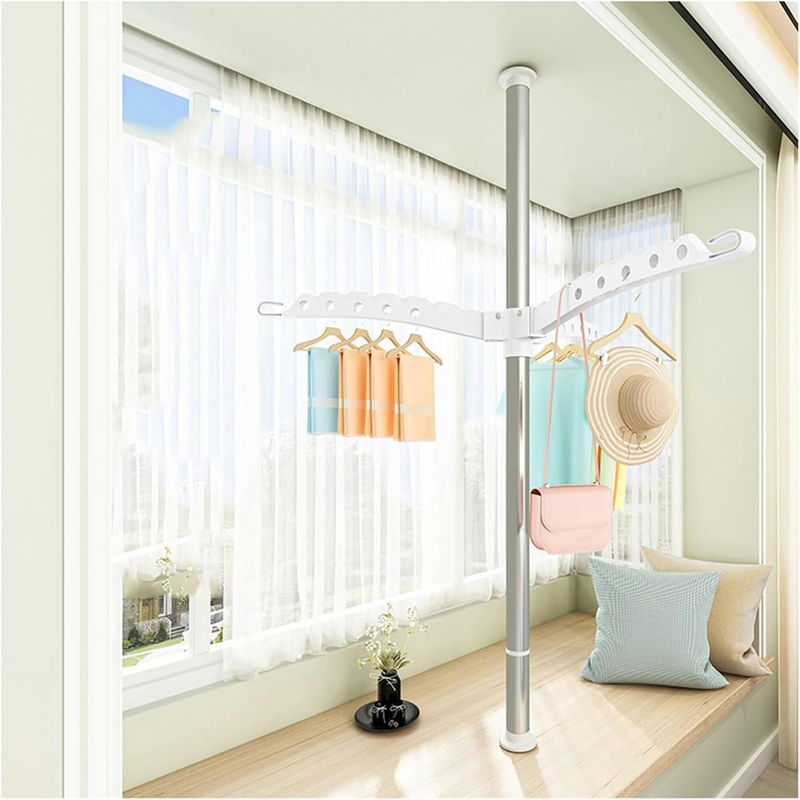 Porte-vêtements du sol au plafond pour optimiser les petits angles du salon