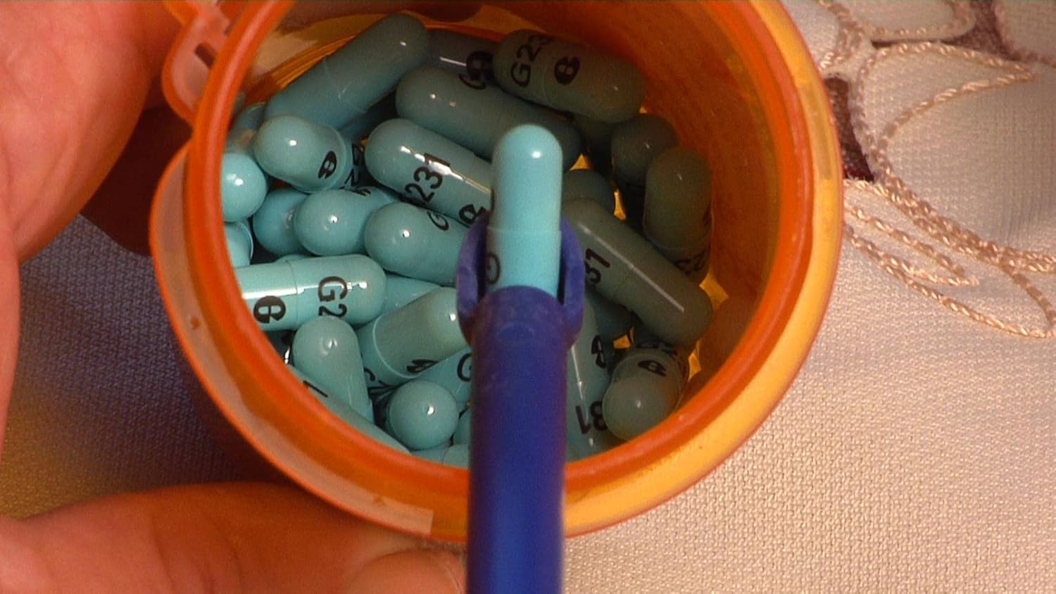 PillSpoonZ - 2 Sided Spoon Scoops Out Any Size Pills, Vitamins, Medication, Prescription Drugs, Supplements from The Bottle : Health & Household