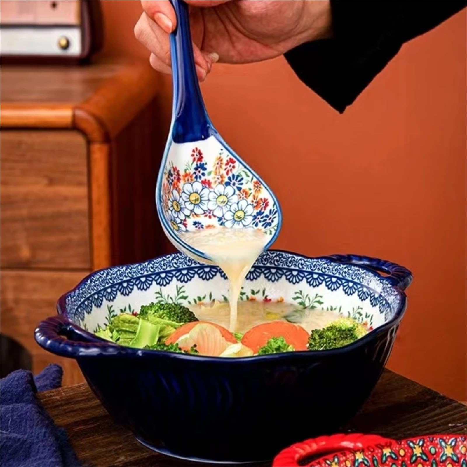 Tazón de sopa de cerámica bohemia con asa y diseño en relieve