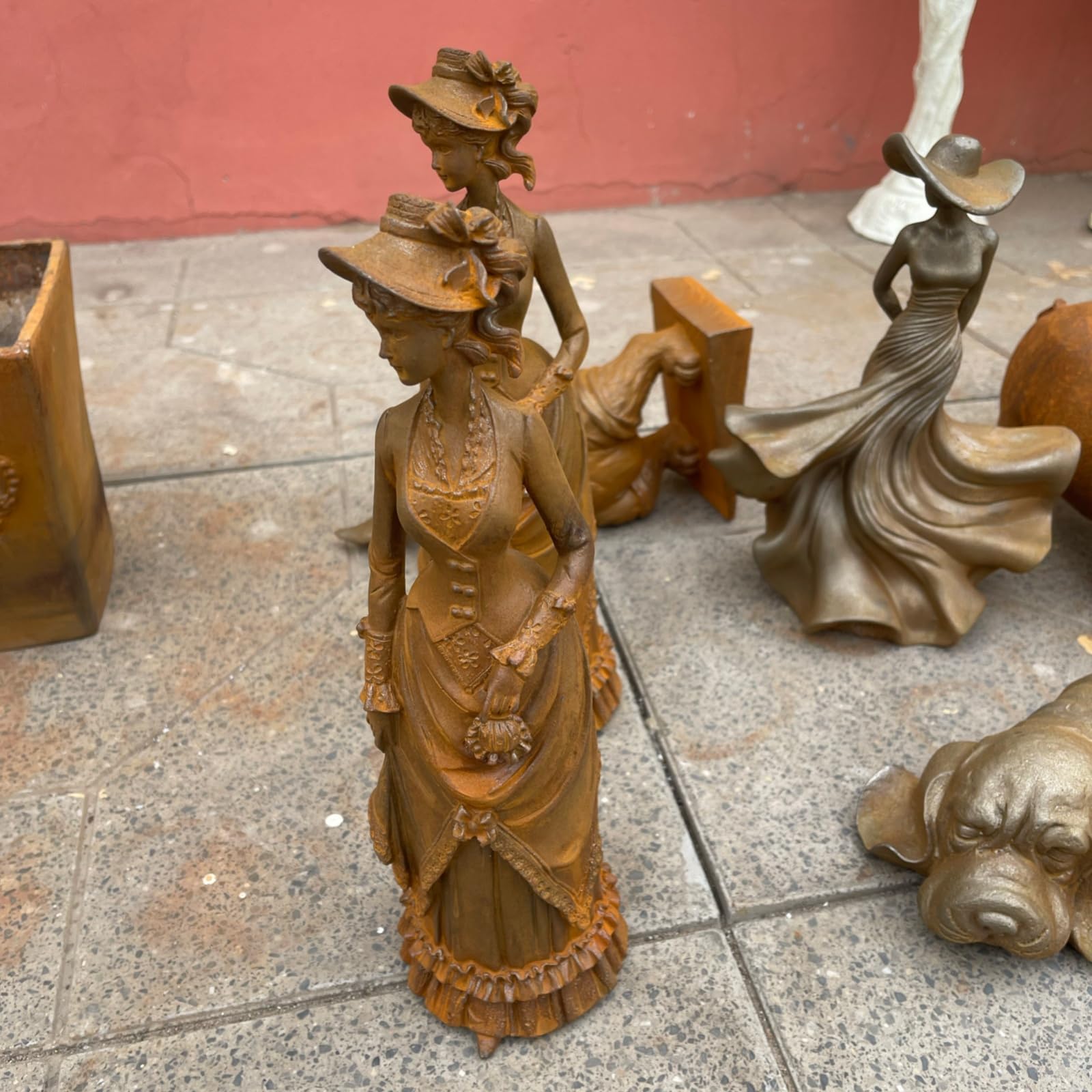 Dekoracja ogrodowa w stylu vintage, figurka wiktoriańska z żeliwa, elegancka dama z kapeluszem, antyczna klasyczna rzeźba do ogrodu i na taras (rdza)