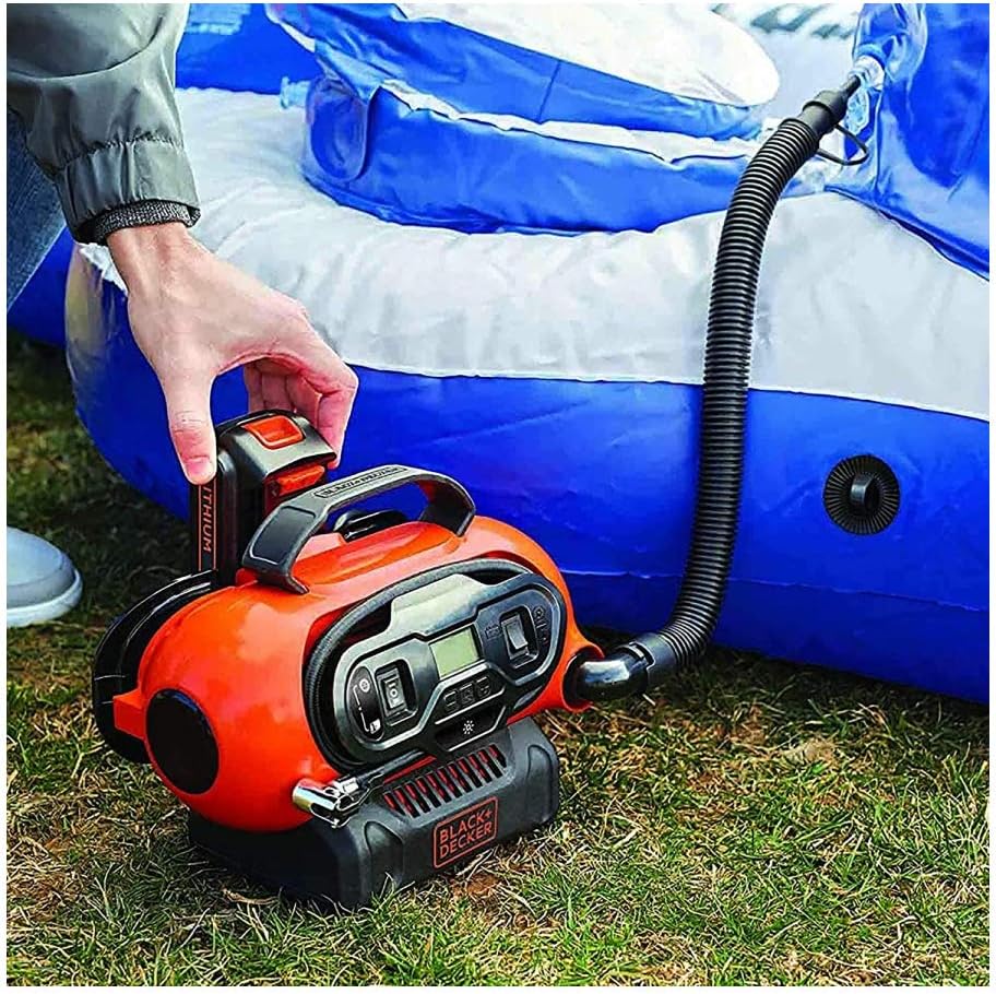 BLACK+DECKER BDCINF18N-QS Gonfleur-Compresseur filaire ou sans fil - Batterie 18 V / Calbe 220 V / Allume-cigare 12 V - 11 bars / 160 PSI - Fourni avec 3 aiguilles et embouts, Orange