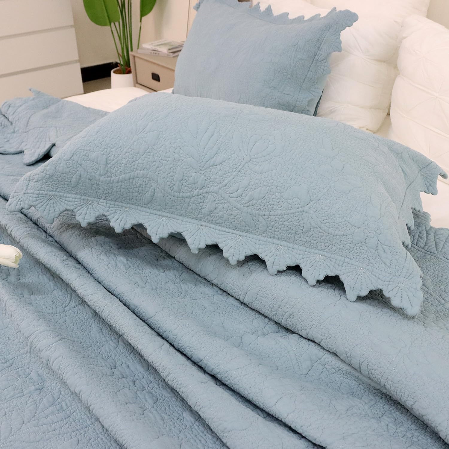 Brandmream Queen Size Quilt Set Cotton Shabby Chic Bedding Light Blue Quilts Scalloped Matelasse Bedspread Oversized Queen Size 3-Piece