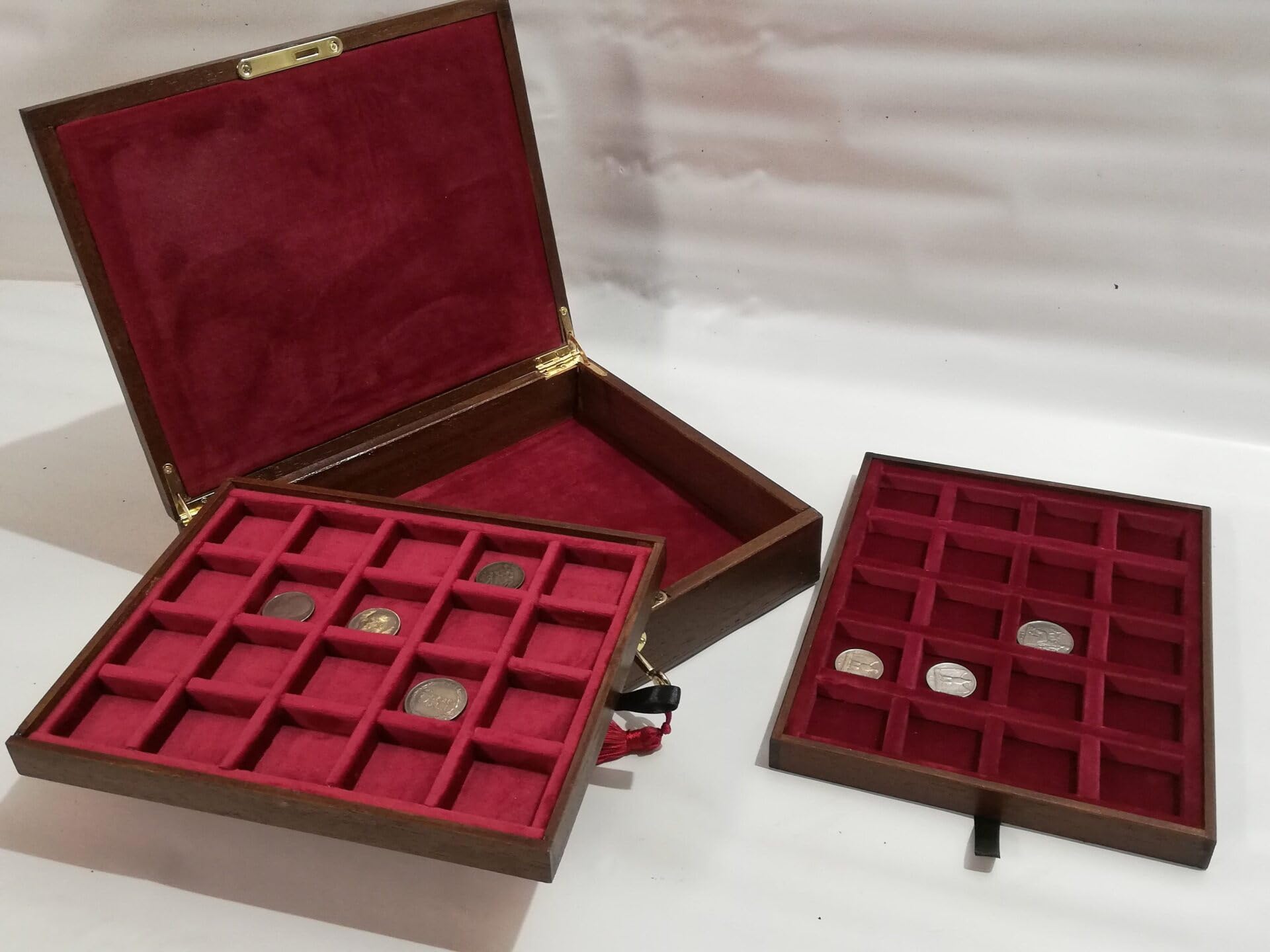 Caja para Monedas de colección en Madera con 2 bandejas de Terciopelo Burdeos y Cerradura, 40 Compartimentos, Reino de Italia, Hecha a Mano