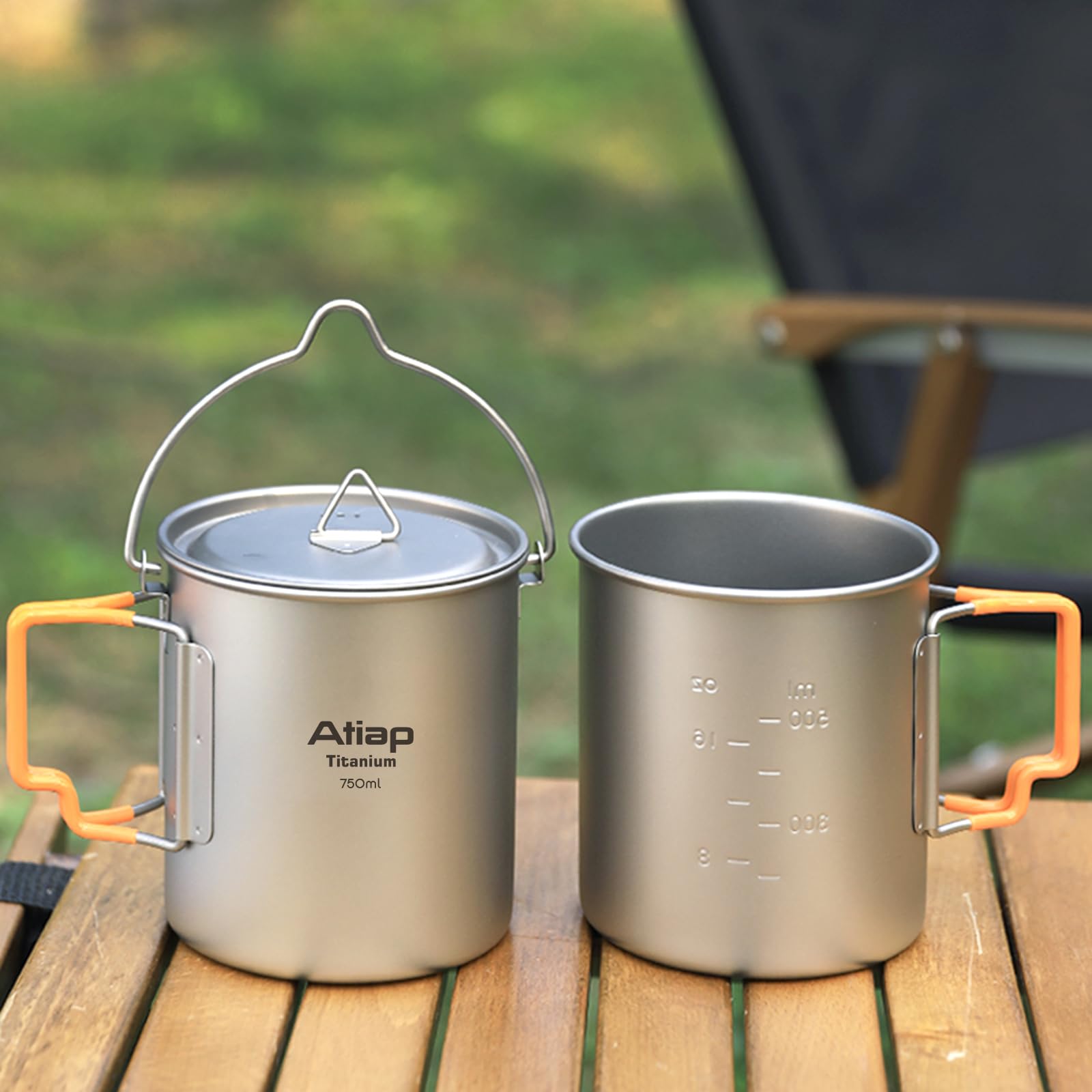 Tasse de camping portable en titane ultra légère avec couvercle et poignée pliable en plastique, portable et légère pour le camping, la randonnée, la randonnée (450 ml)