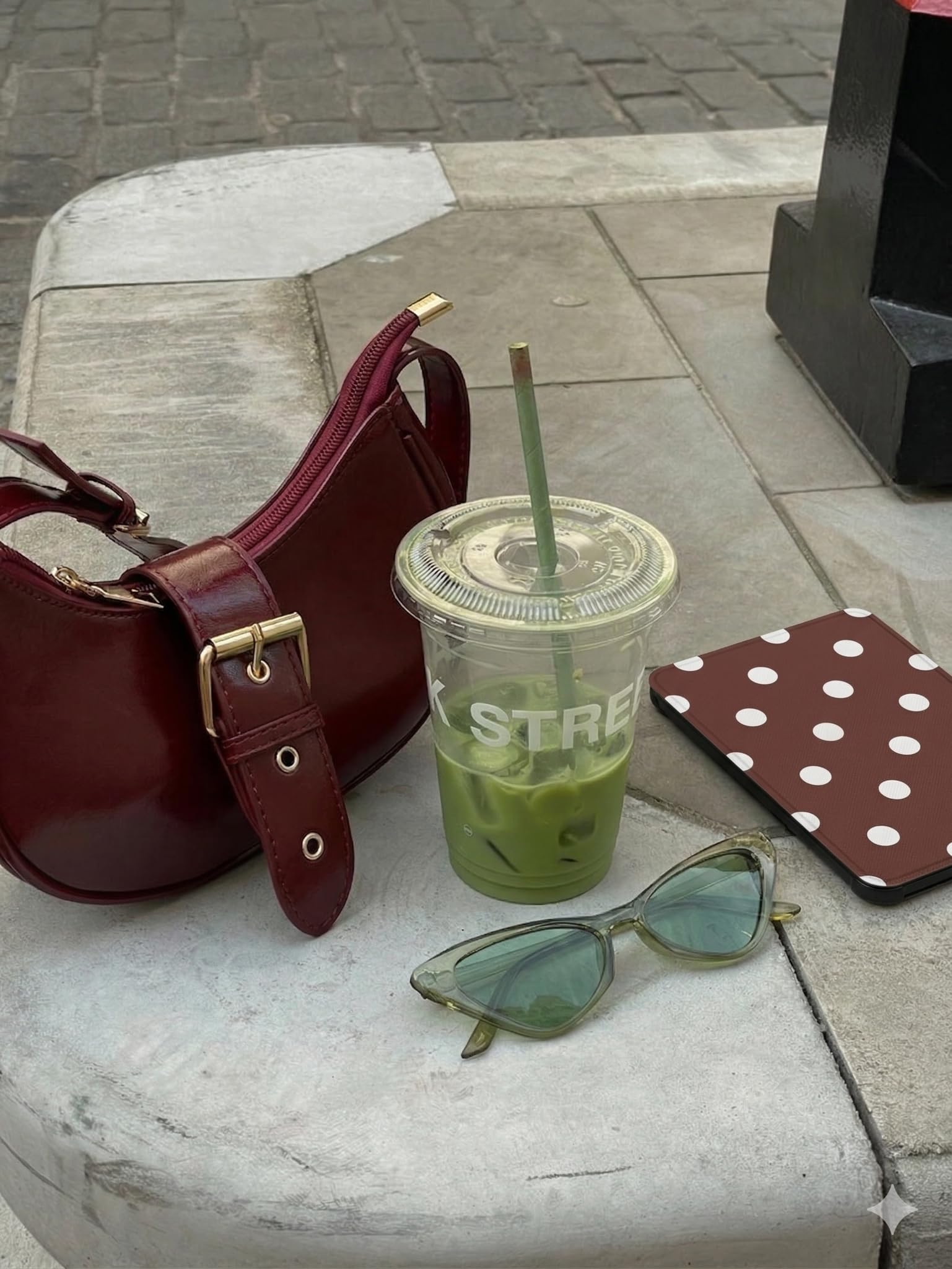 Lunso Compatible avec Kobo Clara BW/Clara Colour Case (6 pouces) - Housse Vegan Saffiano Cuir Sleep Cover - Vintage Dots