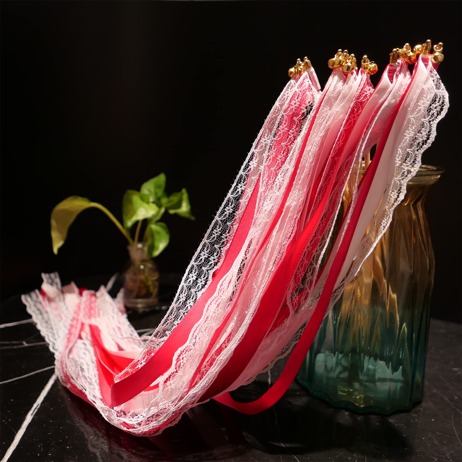 Lot de 72 baguettes de ruban de mariage avec clochettes et étiquettes de mariage, serpentins de mariage avec clochettes, baguette de fée en soie pour sortie de mariage, étiquettes dorées pour mariage
