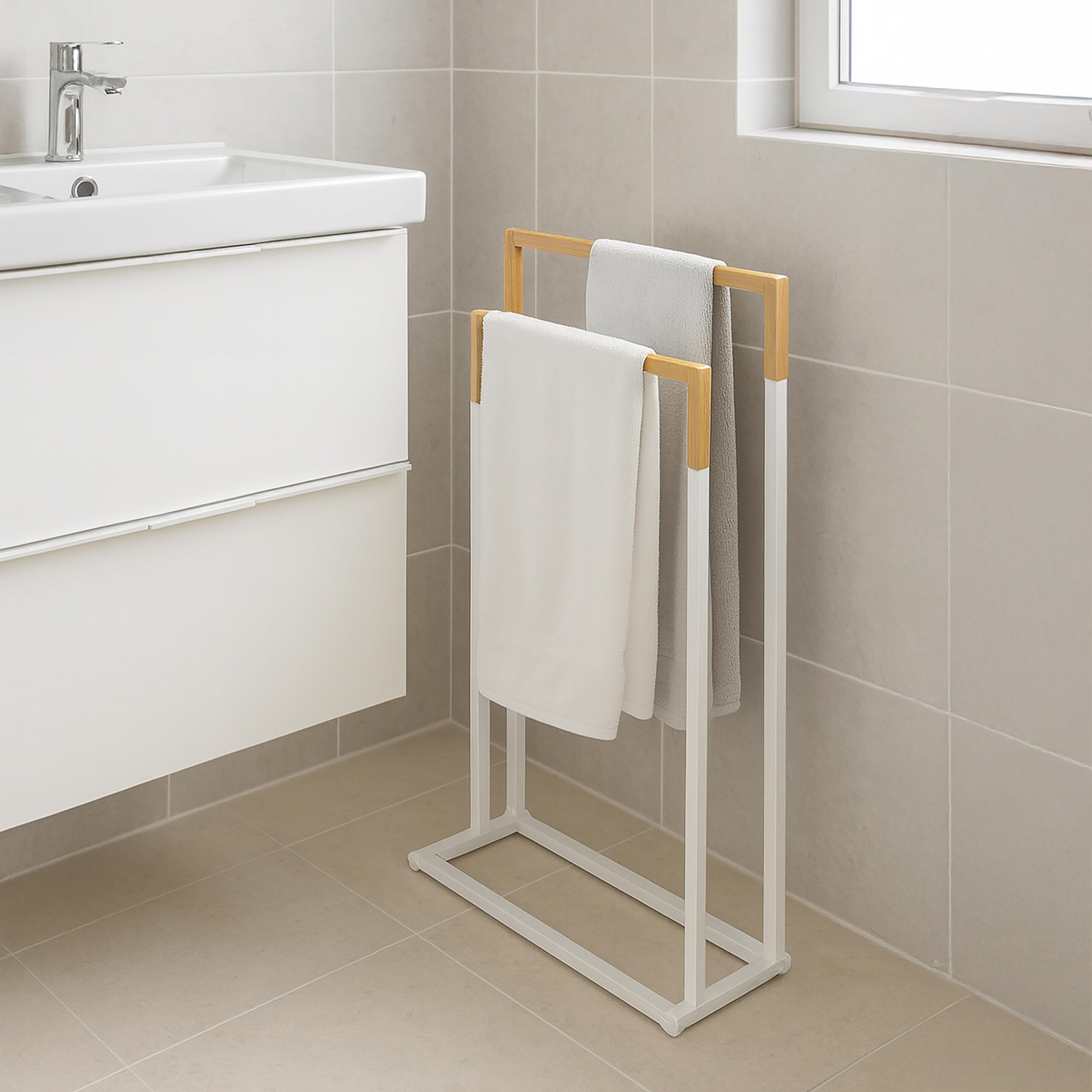 Toallero Relaxdays, HxBxT: 86 x 44 x 21 cm, Metal, bambú, 2 Barras, toallero de pie, Blanco/Natural