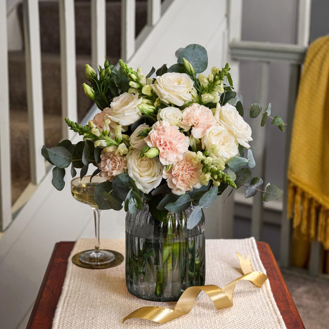 Ivory Harmony Arrangement de fleurs fraîches livré à la main Cadeau élégant livraison le jour suivant Idéal anniversaire condoléances moyen