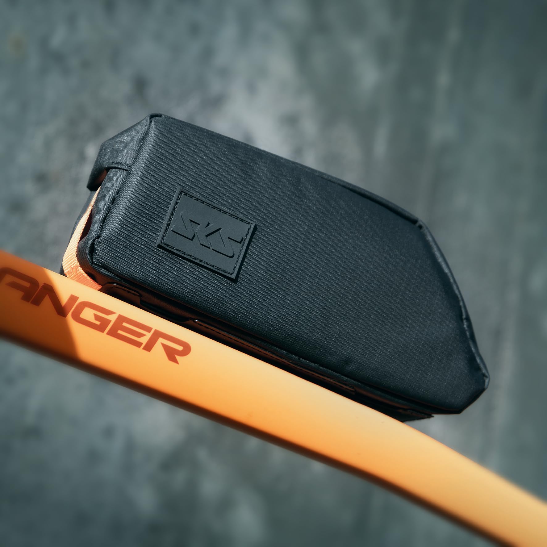 SKS GERMANY URBAN TOPTUBE Bag torba na górną rurę rowerową (wodoodporna torba rowerowa, skracane paski na rzepy, zabezpieczony przepust kablowy), czarna