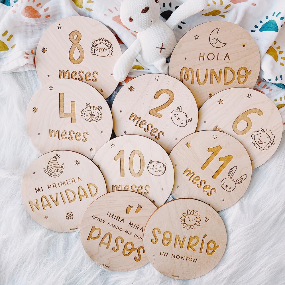 MONAMÍ - Placas Cumple Mes de bebé grabadas en Madera. Incluye 20 diseños Grabados en Madera, Meses y 3 Placas de hitos con 6 Momentos con Frases Divertidas. Diseñado y producido en España