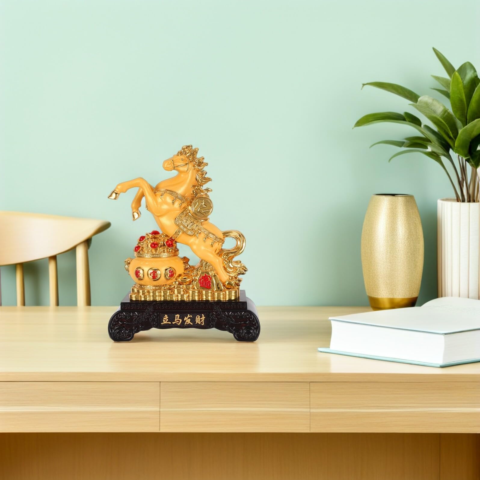 Pferdeskulptur aus Kunstharz im Feng Shui Stil Elegante Goldene Pferdefigur für Wohnzimmer und Büro Platzsparendes Design zum Chinesischen Neujahr 2026