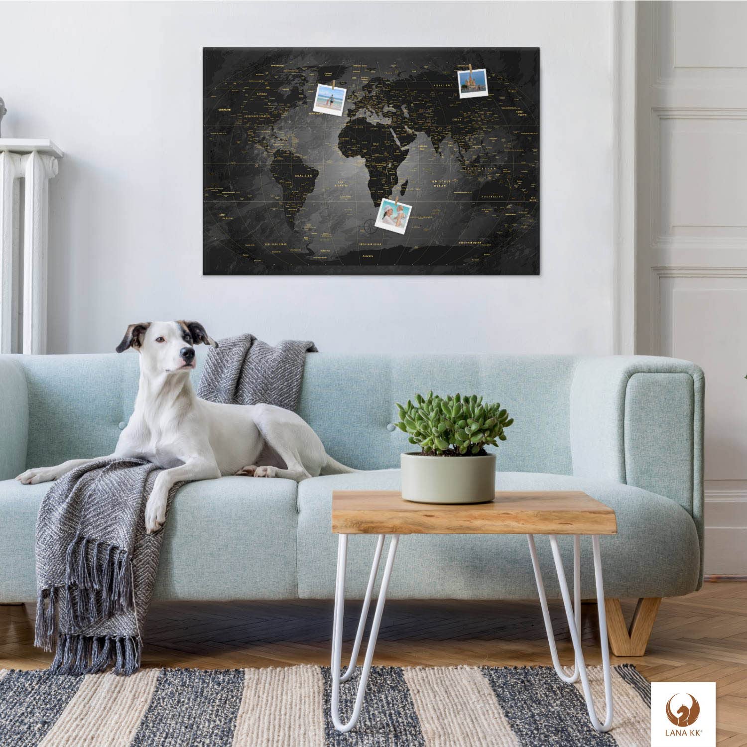 LANA KK - Premium Pinnwand Weltkarte - Noir - Deutsch - in 100 x 70 cm, stabile Rückwand zum Pinnen inkl. Starterkit - Leinwand-Kunstdruck Wandbild Landkarte XXL