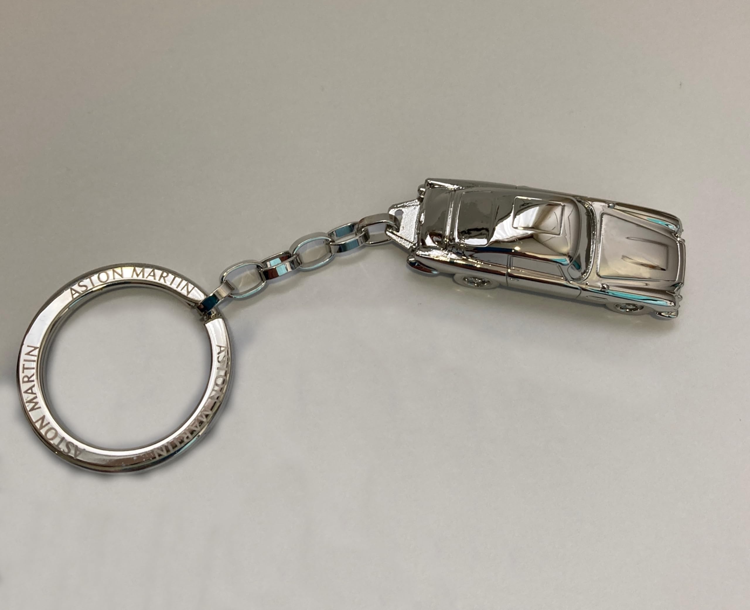 Offizieller Aston Martin DB5 silberner Schlüsselanhänger Bond 00 mit Geschenkbox